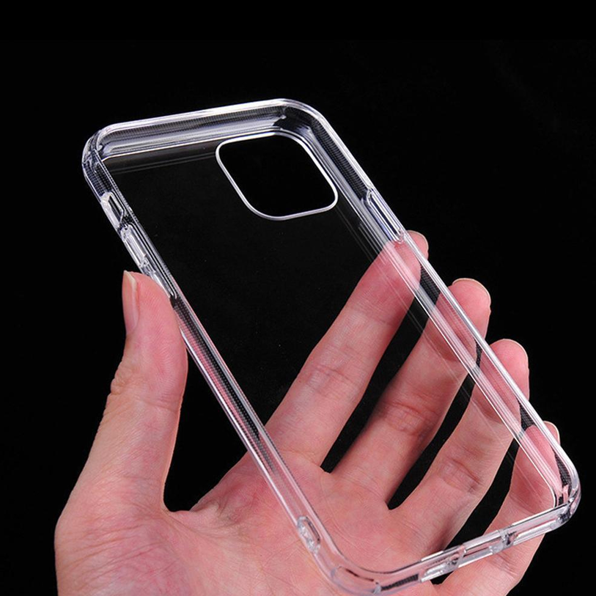 Eine Hand hält eine durchsichtige Handyhülle. Die Hülle ist transparent mit schwarzem Hintergrund. Die Hülle hat einen Kameraausschnitt.