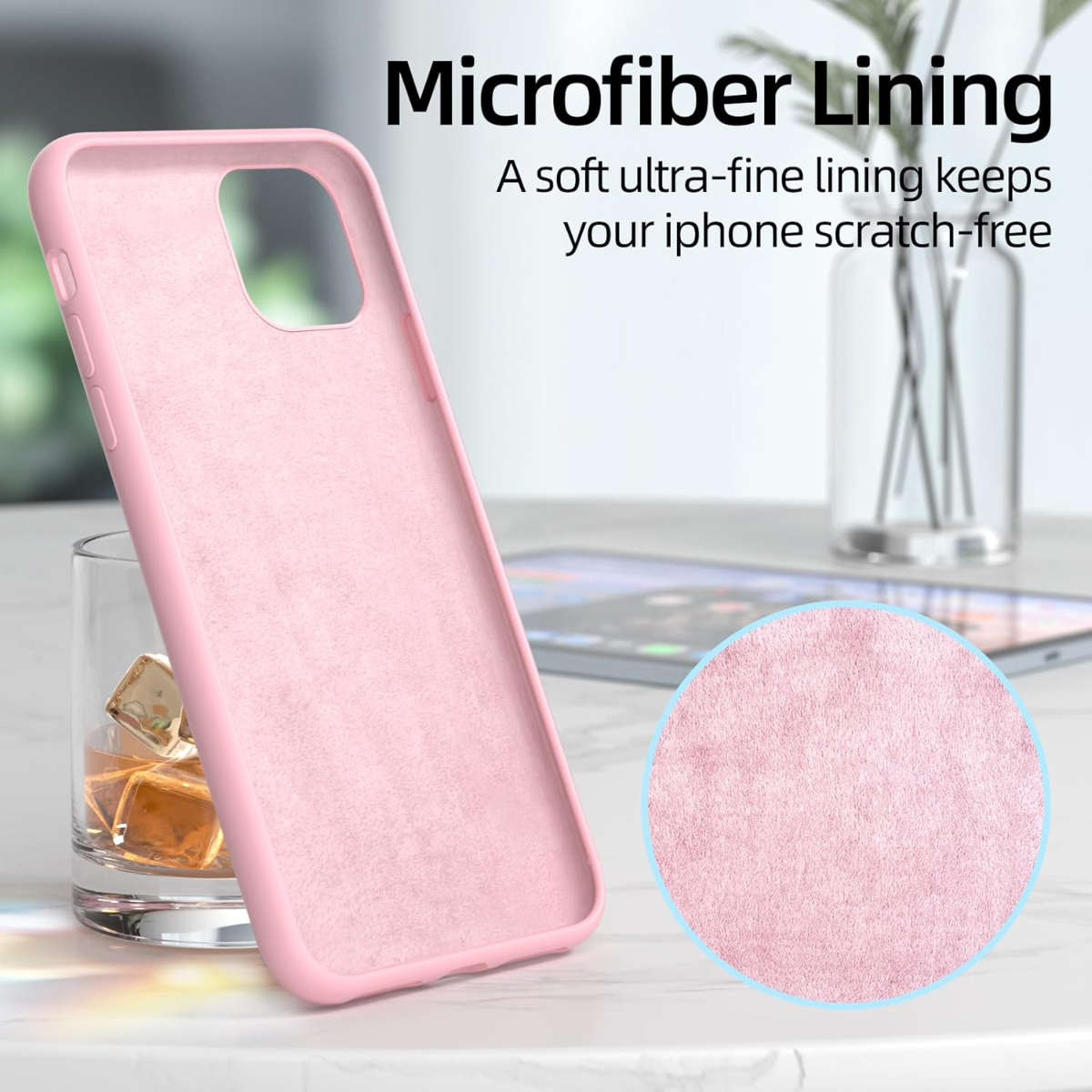 Eine rosa Handyhülle mit Mikrofaserfutter wird gezeigt. Daneben sind ein Glas mit Eis und ein Tablet zu sehen.