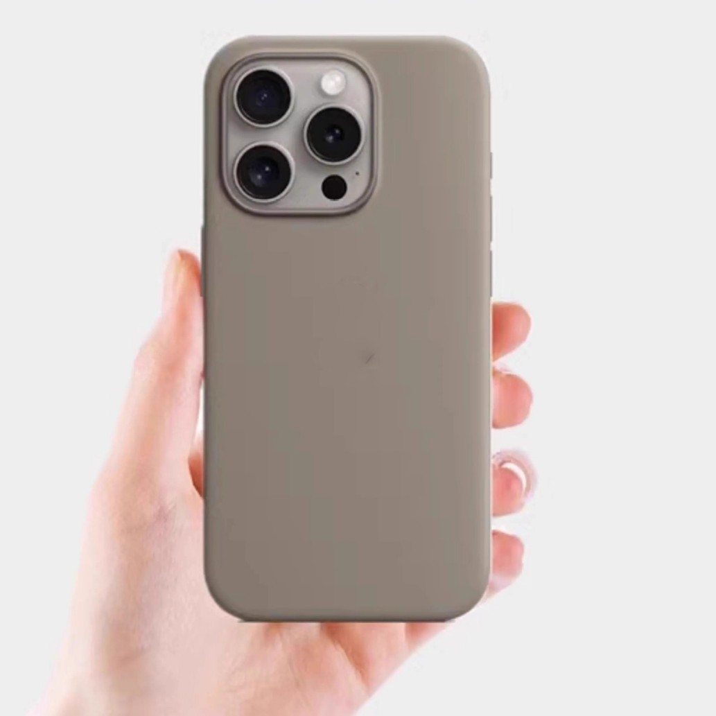 Eine Hand hält ein graues iPhone. Das Telefon hat eine Hülle, mit mehreren sichtbaren Kameralinsen. Der Hintergrund ist schlicht weiß.