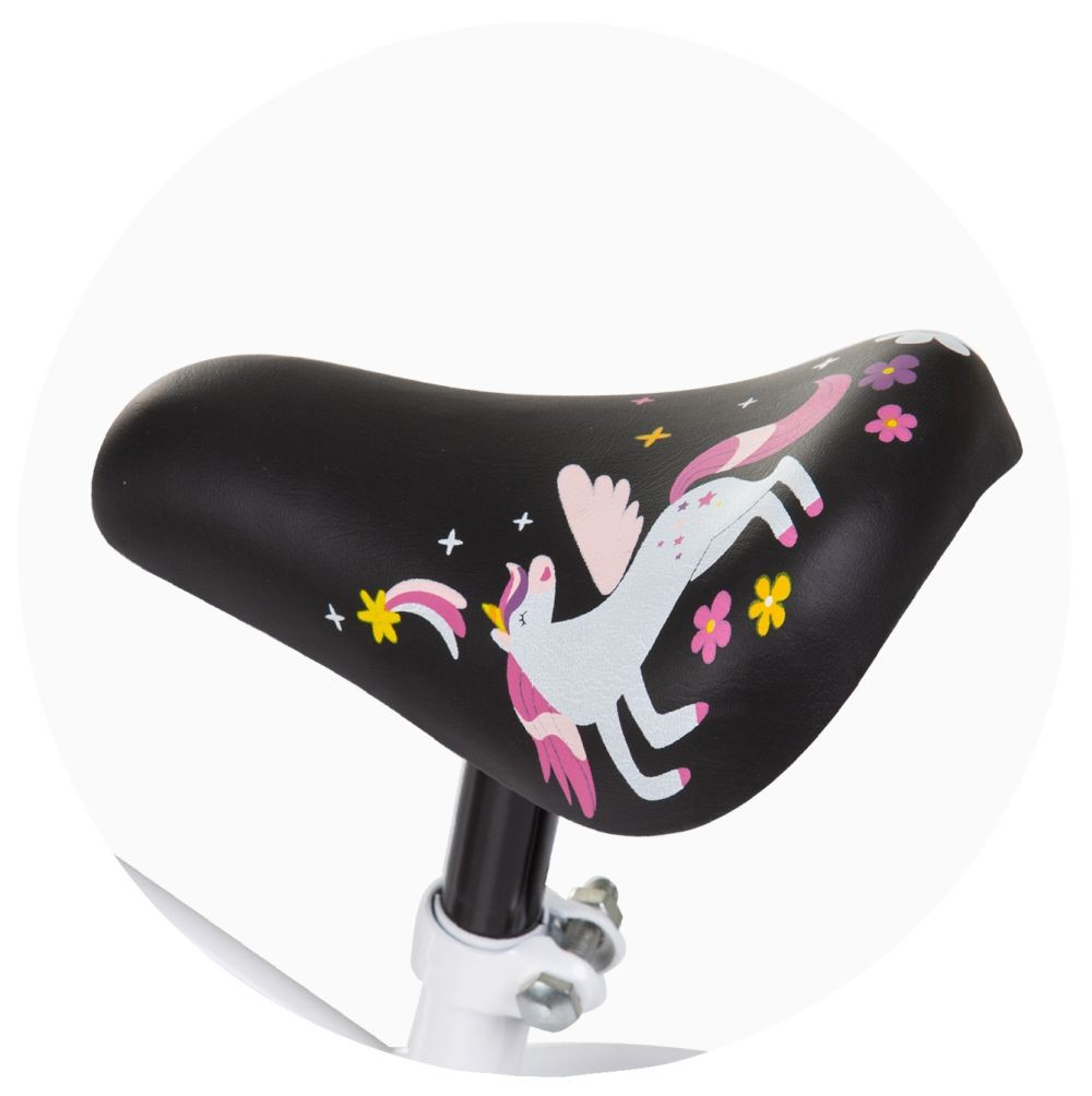 Ein schwarzer Fahrradsattel mit einem Einhorn-Design. Das Einhorn hat eine rosa Mähne, Flügel und Schwanz, mit Sternen und Blumen.