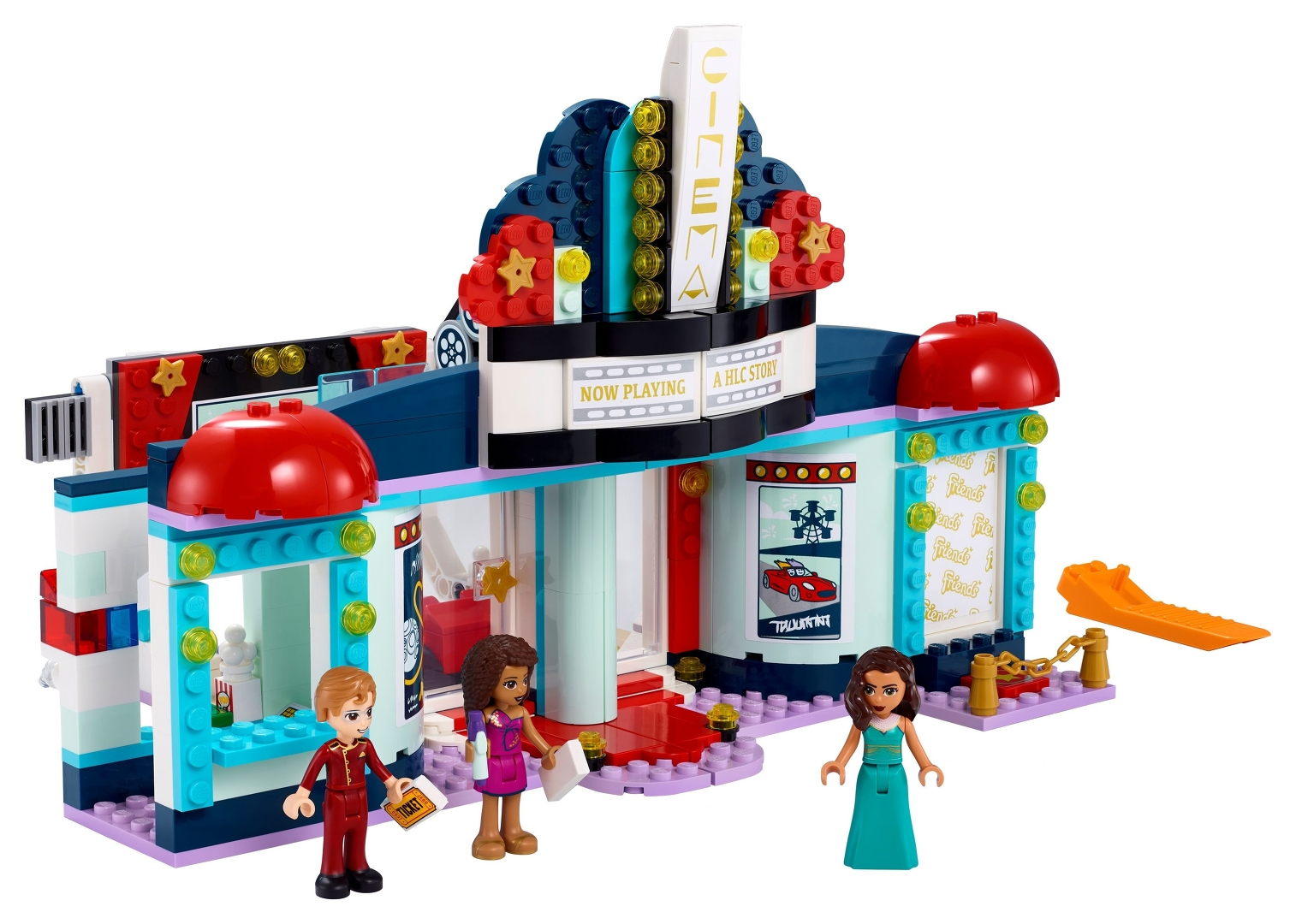 Lego-Kino-Set mit Figuren. Das Kino hat ein Schild, einen Ticketschalter und Plakate. Drei Figuren stehen vor dem Gebäude.
