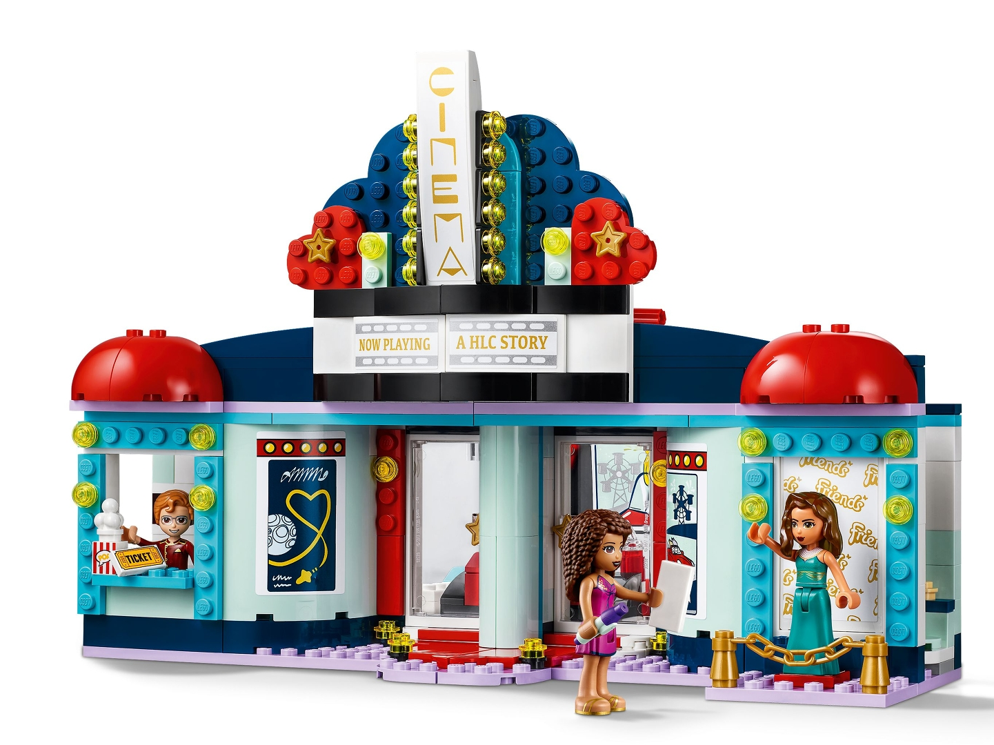 Ein Lego-Kino-Set mit Figuren, einem Ticketschalter, Postern und einem Schild mit der Aufschrift 'CINEMA' und 'NOW PLAYING'.