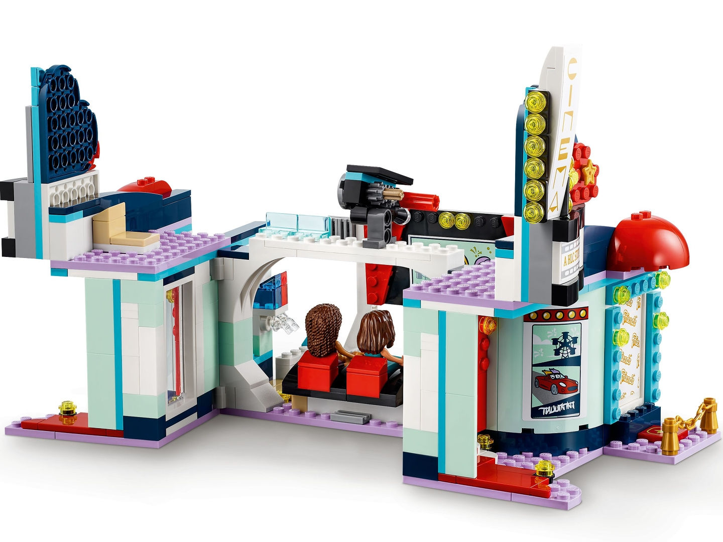 Ein Lego-Kinotheater-Set mit zwei sitzenden Figuren. Enthält eine Kinokasse, ein Kinoschild und verschiedene bunte Bausteine.