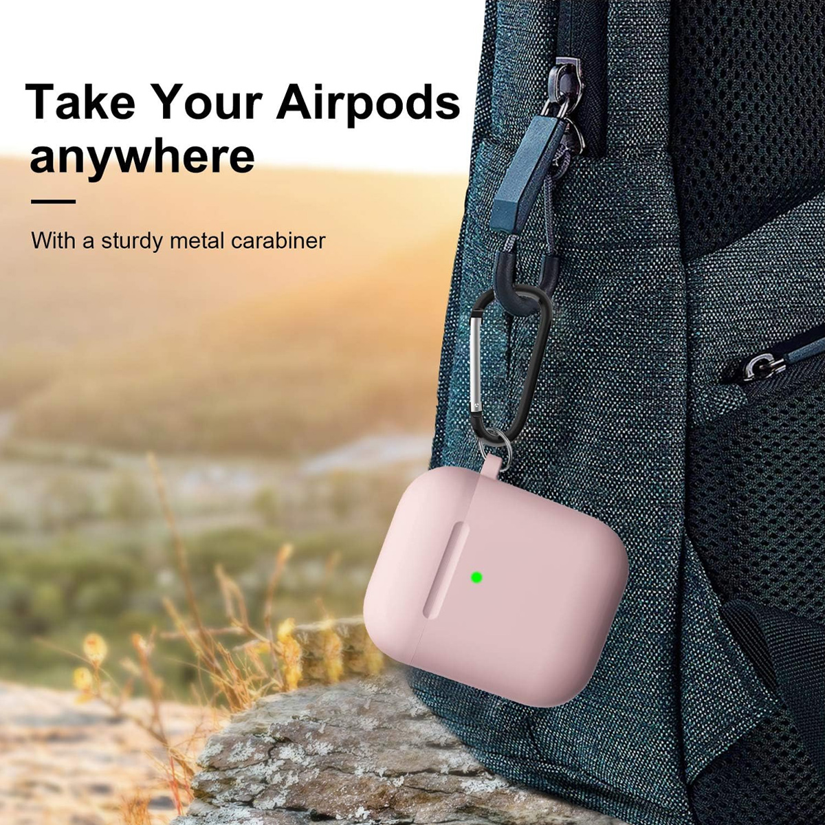 Rosa AirPods-Hülle, befestigt an einem Rucksack mit einem schwarzen Karabiner. Grünes Licht leuchtet. Hintergrund: unscharfe Szene im Freien.