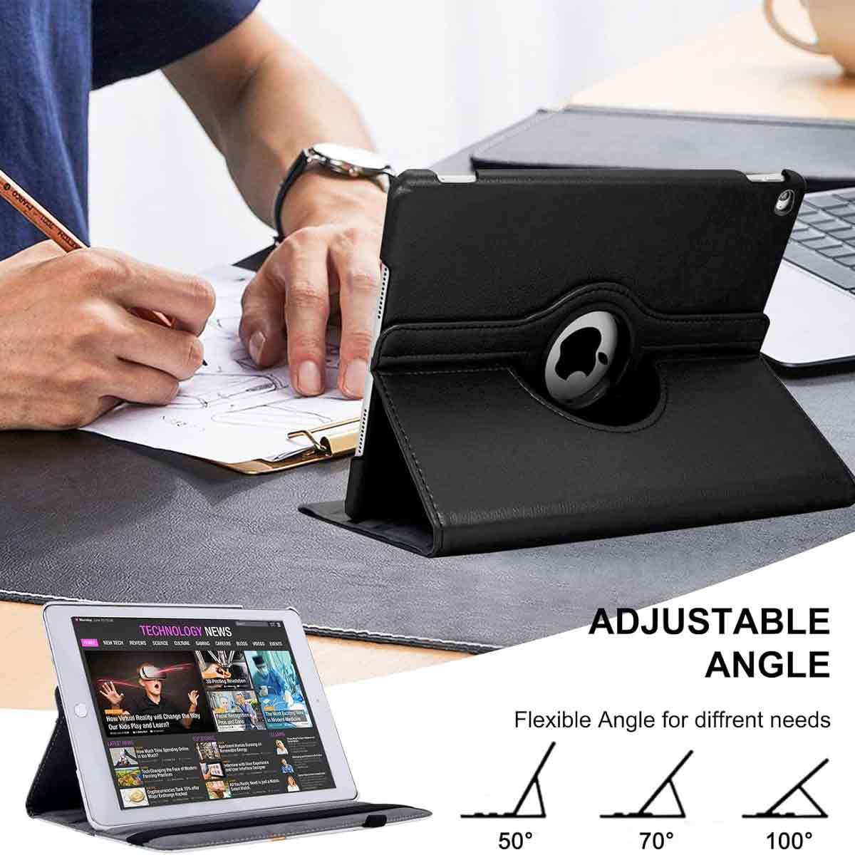 Eine Person zeichnet auf Papier, ein Tablet mit Nachrichten liegt auf dem Tisch und eine schwarze Tablet-Hülle mit verstellbarem Winkel.
