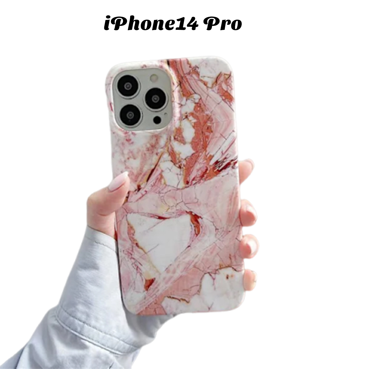 Eine Hand hält eine iPhone 14 Pro Hülle mit rosa Marmormuster. Die Hülle hat drei Kameralinsen. Der Hintergrund ist weiß.