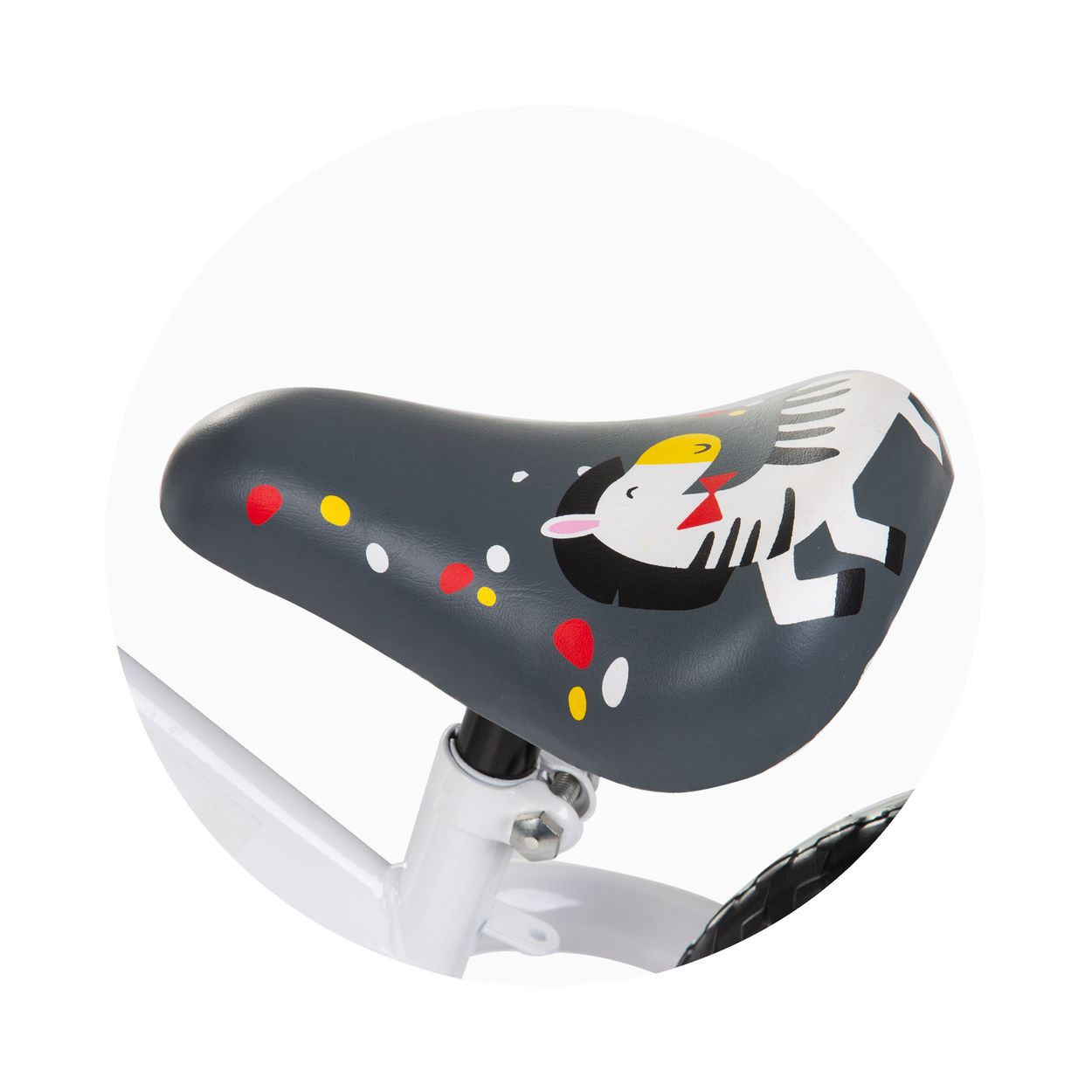 Nahaufnahme eines Fahrradsattels. Er ist grau mit einem Zebra-Design und bunten Punkten. Weißer Rahmen mit schwarzem Reifen ist teilweise sichtbar.