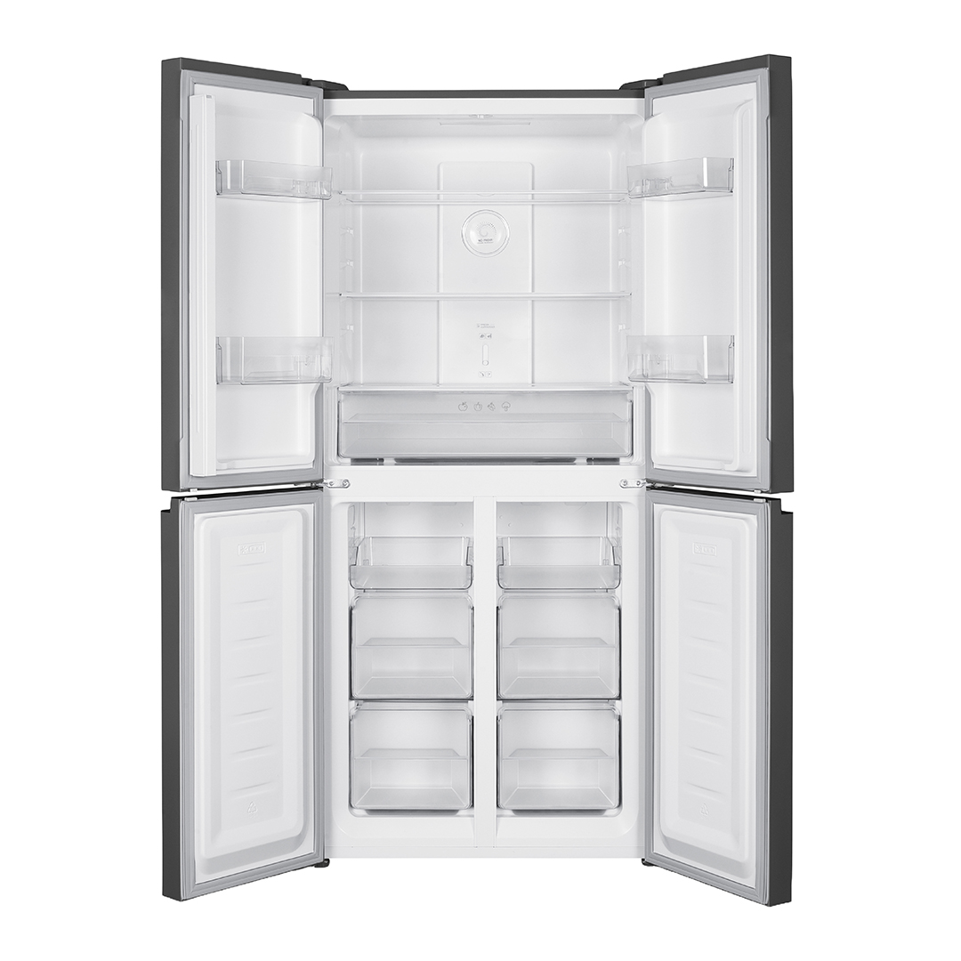 Un refrigerador moderno con las puertas abiertas, mostrando estantes, cajones y compartimentos. El interior es mayormente blanco, el exterior gris oscuro.