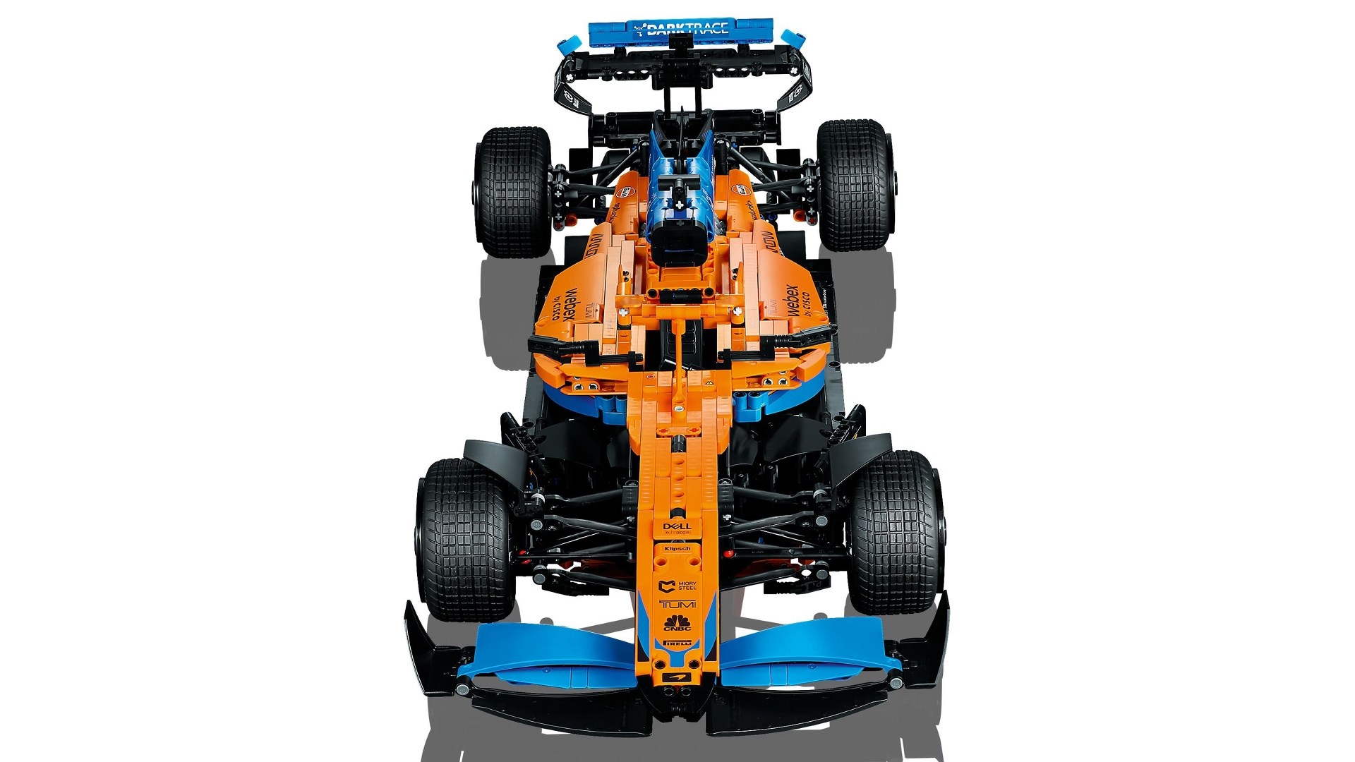 Draufsicht auf ein Lego McLaren F1-Auto. Das Auto ist orange und blau mit schwarzen Reifen. Der Hintergrund ist weiß.