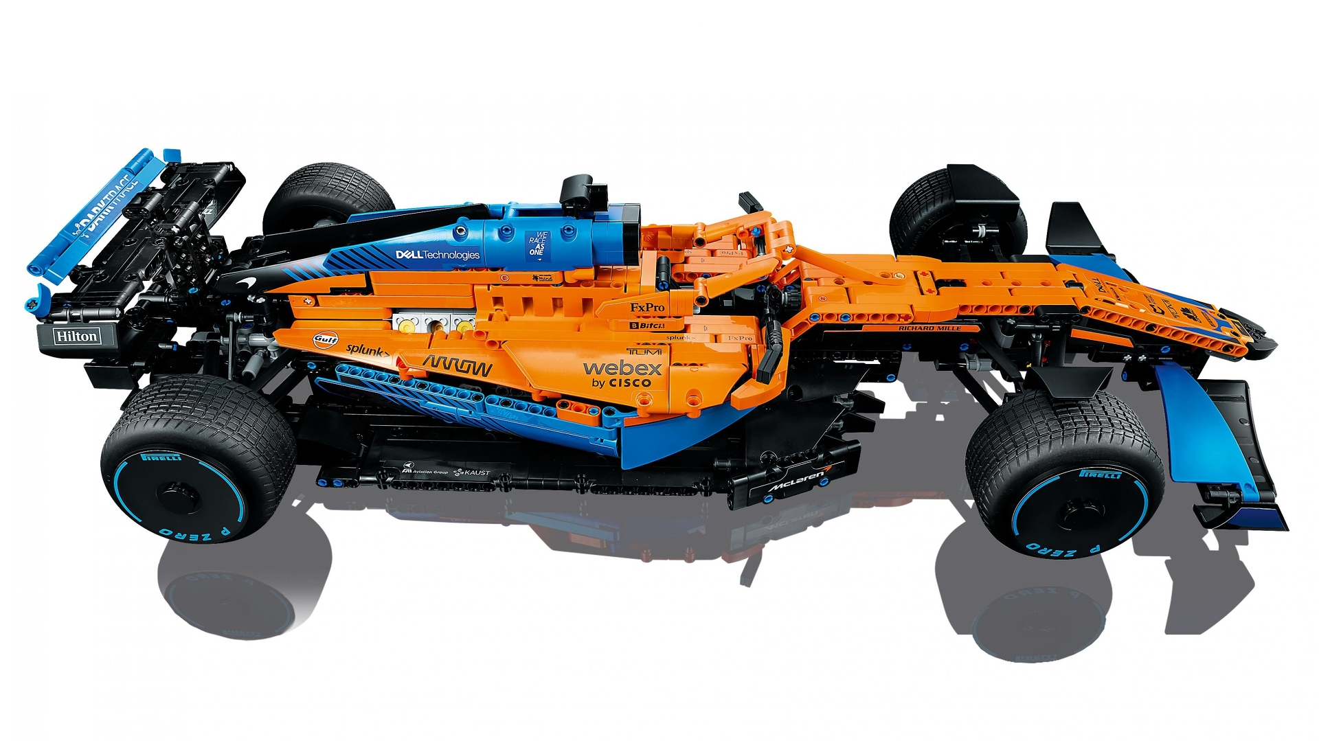 Ein orangefarbenes und blaues Lego McLaren F1-Auto auf weißem Hintergrund mit großen Reifen und Sponsorenlogos.
