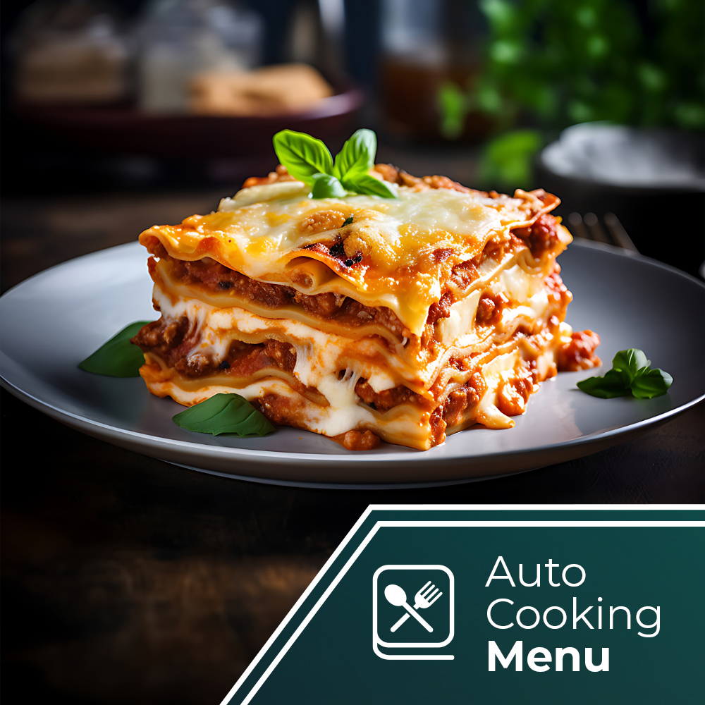 Un plato de lasaña en capas sobre un plato gris, adornado con albahaca. El plato es dorado, con capas visibles de pasta, salsa y queso.