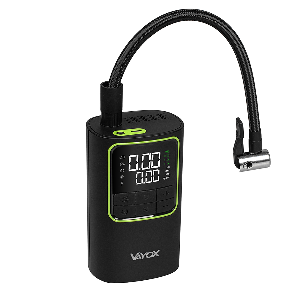 Czarno-zielona pompka do opon z cyfrowym wyświetlaczem ciśnienia. Czarny wąż prowadzi do srebrnej dyszy.