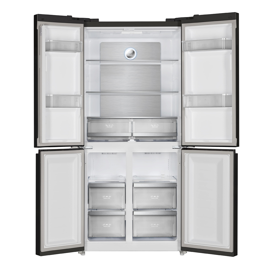Un refrigerador negro moderno con puertas abiertas. El interior muestra estantes, cajones y compartimentos. Interior blanco con detalles plateados.