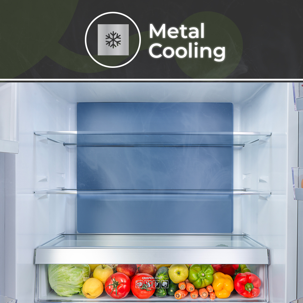 Dentro de un refrigerador abierto. Frutas y verduras llenan el cajón inferior. Estantes de vidrio arriba. Texto Metal Cooling arriba.