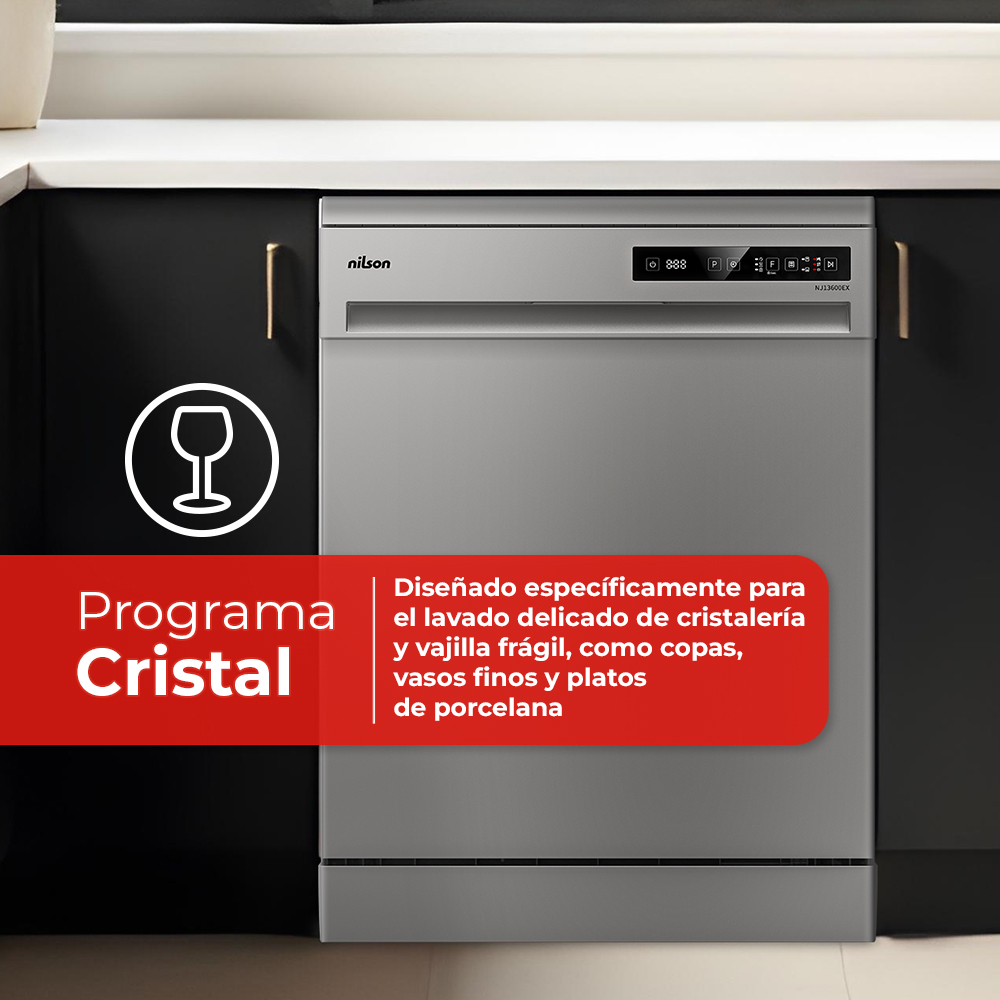 Un lavavajillas plateado con programa 'Cristal', para artículos delicados, con gabinetes negros y asas doradas.