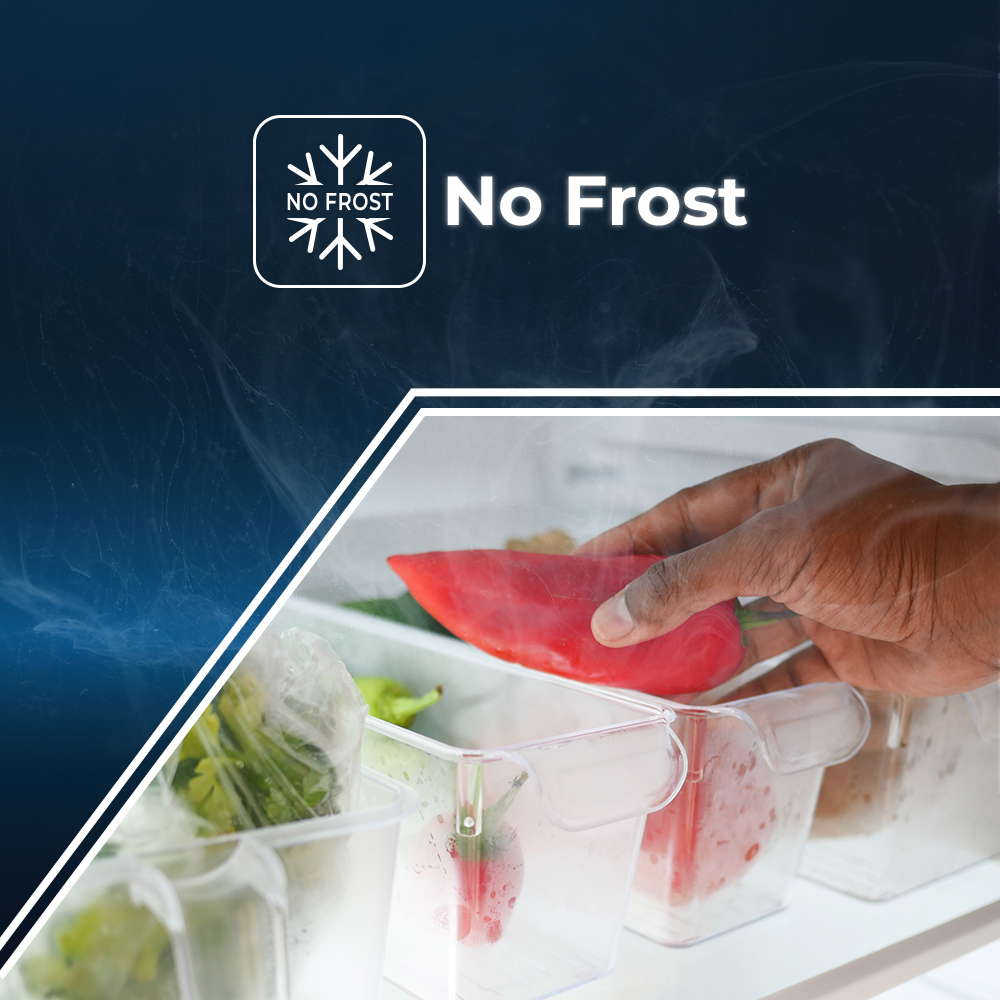 Una mano coloca un pimiento rojo en un recipiente transparente dentro de un refrigerador. Otros recipientes contienen verduras. La etiqueta "No Frost" es visible.