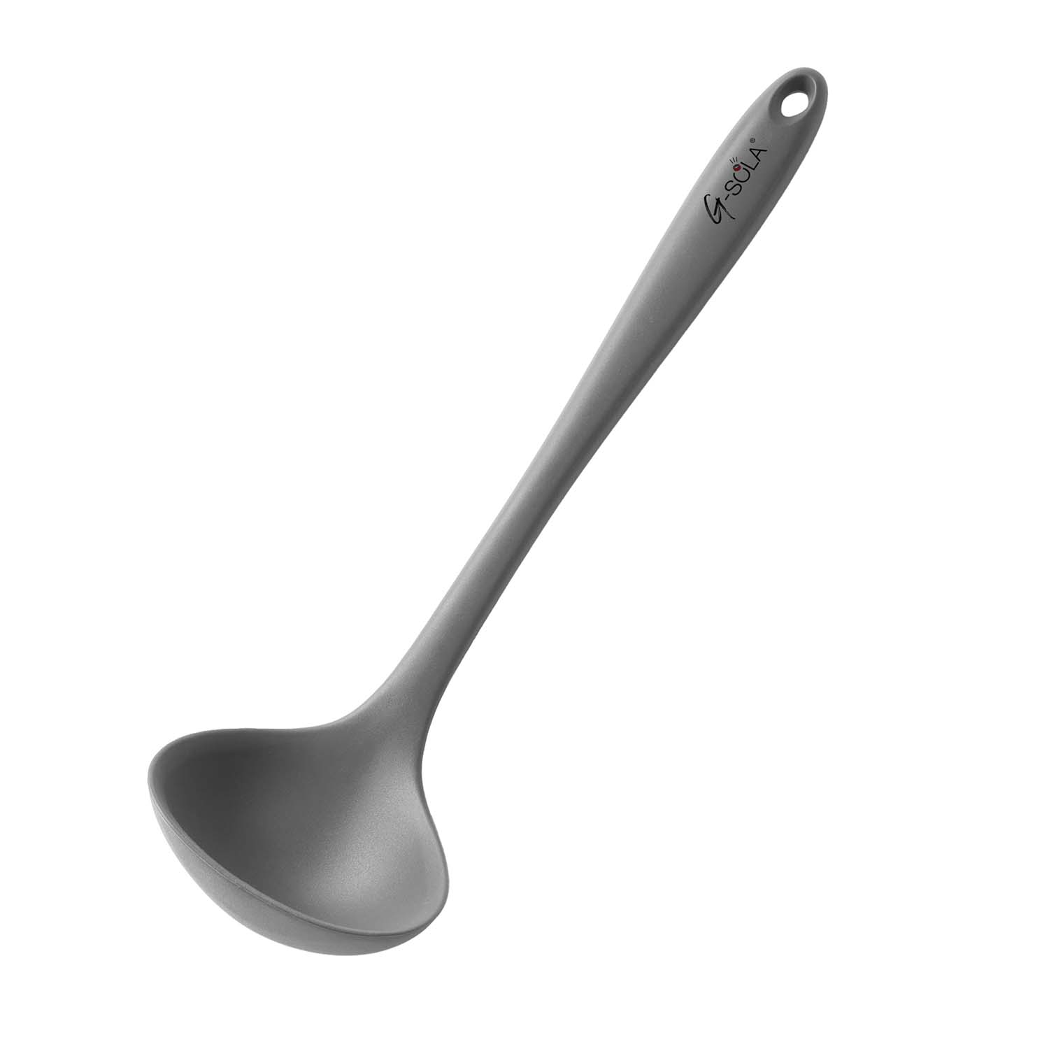 Un cucharón gris, en ángulo de arriba a la derecha a abajo a la izquierda, contra un fondo blanco. El nombre de la marca es visible en el mango.