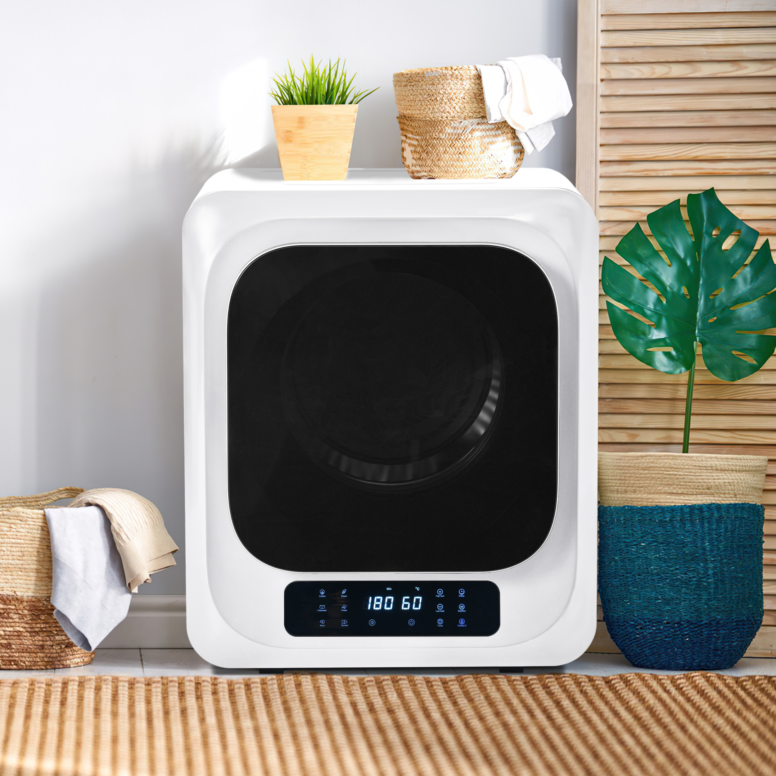 Weißer Trockner mit Digitalanzeige. Pflanzen und Körbe stehen an den Seiten. Holz- und Teppichhintergrund.
