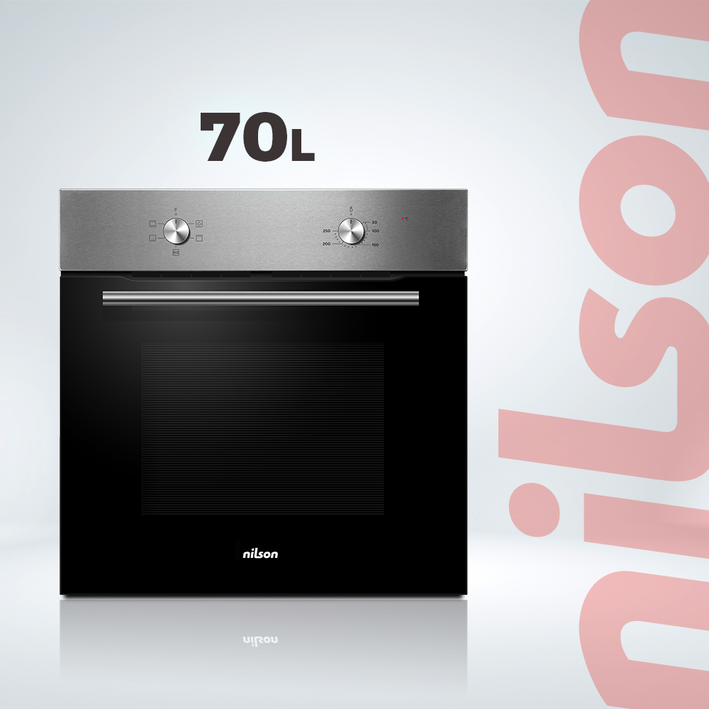 Un horno moderno plateado y negro con el texto '70L' arriba. Tiene mandos y un asa. El fondo es blanco con un logotipo rosa.