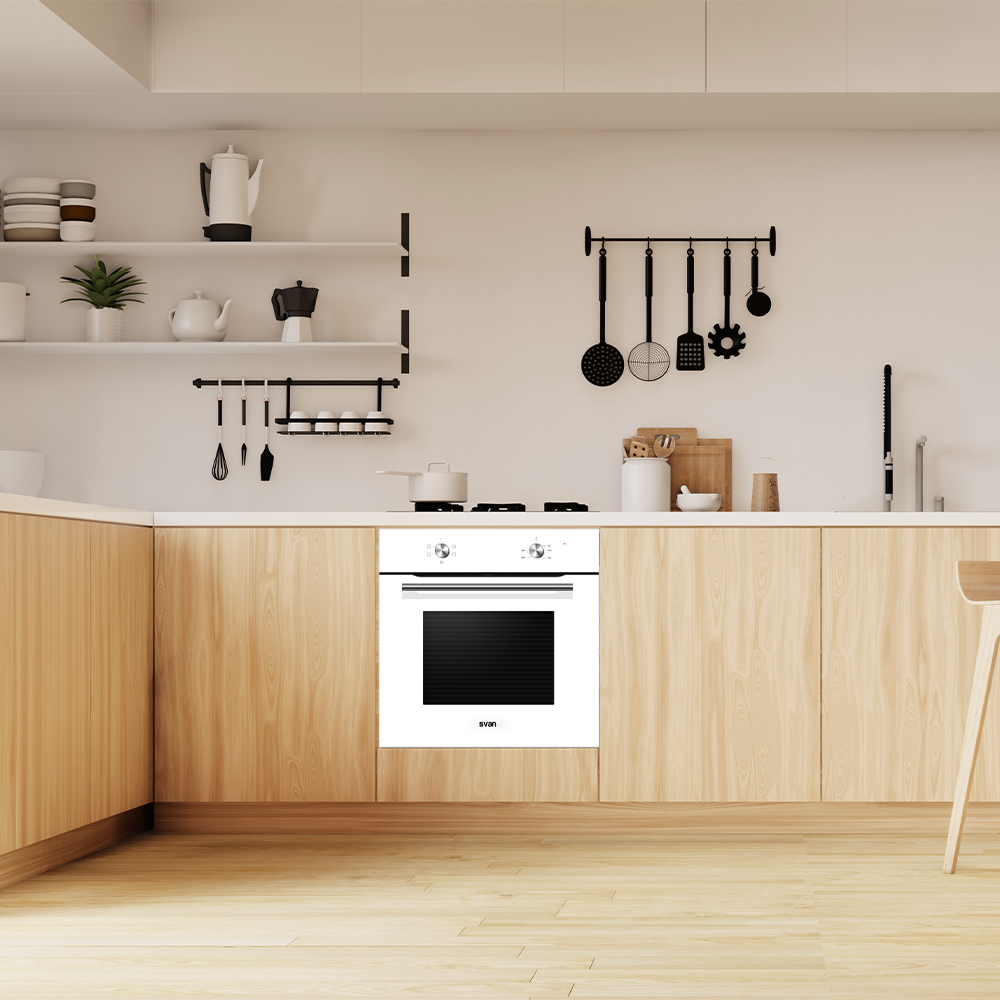Una cocina moderna con gabinetes de madera, horno blanco y estantes con utensilios. El suelo es de madera.