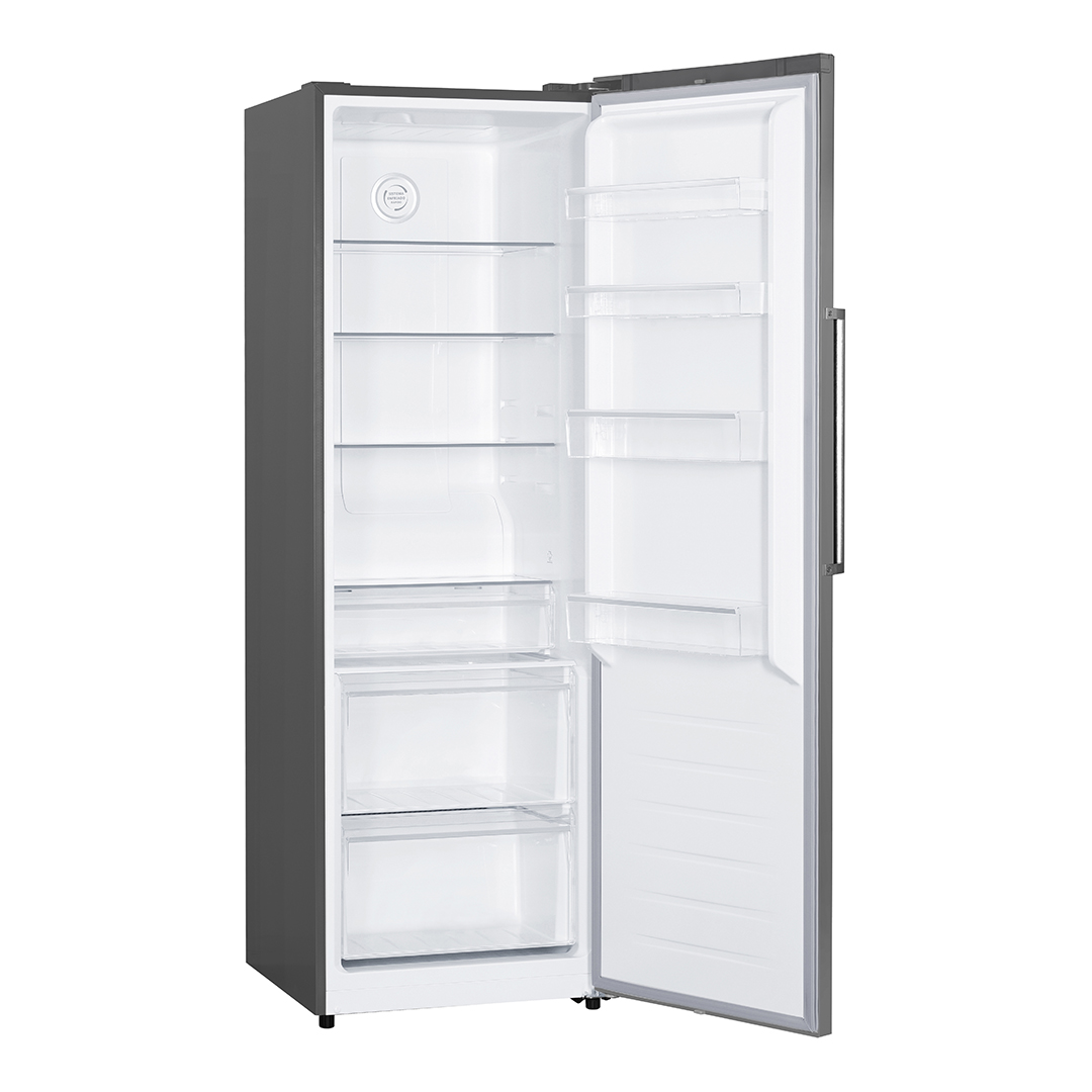 Un refrigerador abierto y vacío. Exterior gris, interior blanco con estantes y cajones. La puerta está abierta.