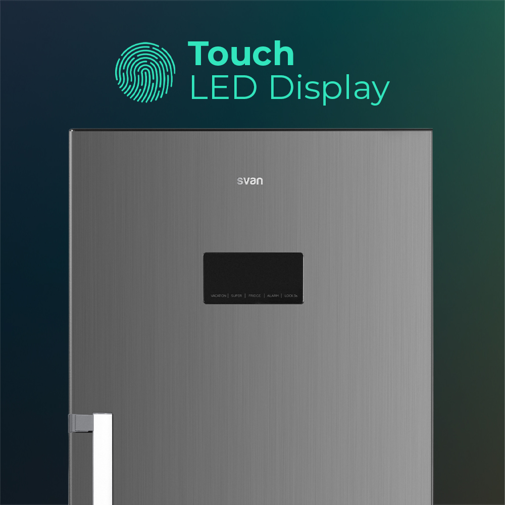 Una puerta de refrigerador gris con pantalla táctil LED. La pantalla muestra la marca 'svan' y tiene opciones de control.