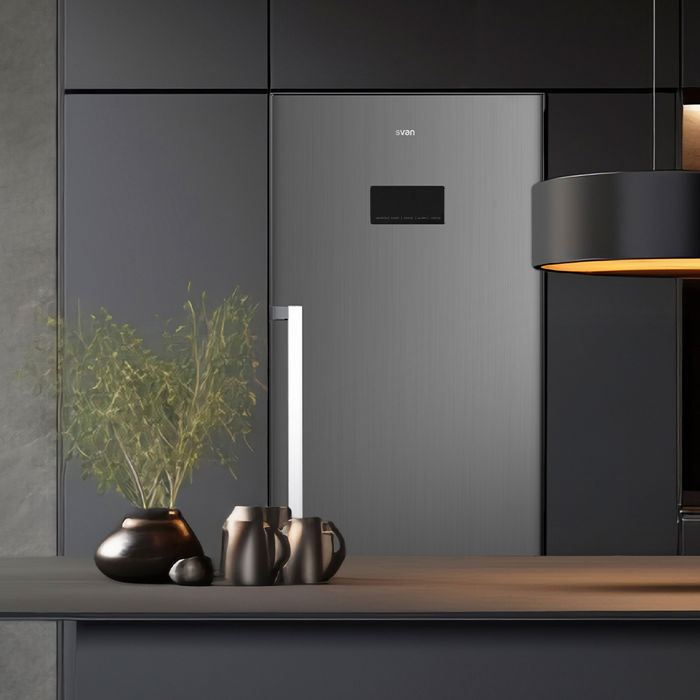 Un interior de cocina moderno. Refrigerador de acero inoxidable, gabinetes gris oscuro, una lámpara negra y elementos decorativos en la encimera.