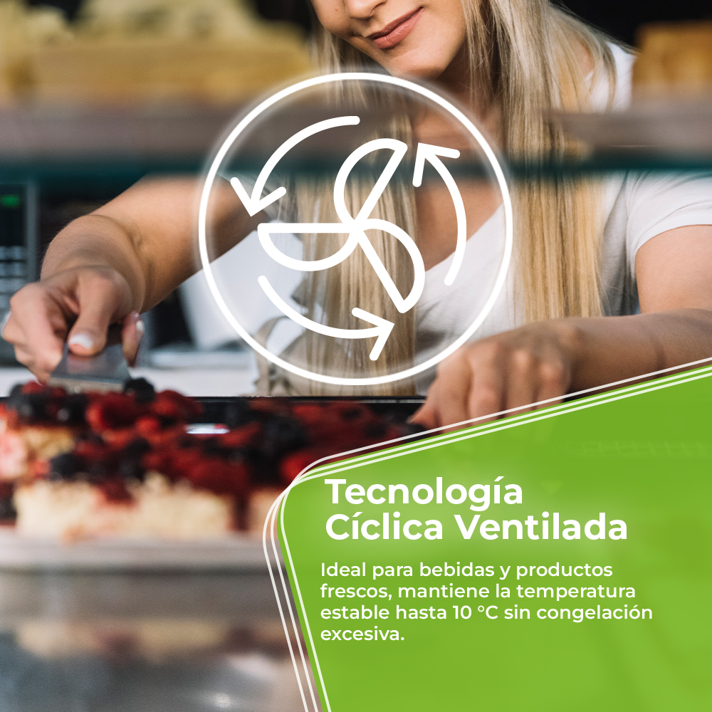 Una mujer corta un pastel con bayas. Un logotipo circular blanco con flechas en el fondo. Banner verde con texto abajo.