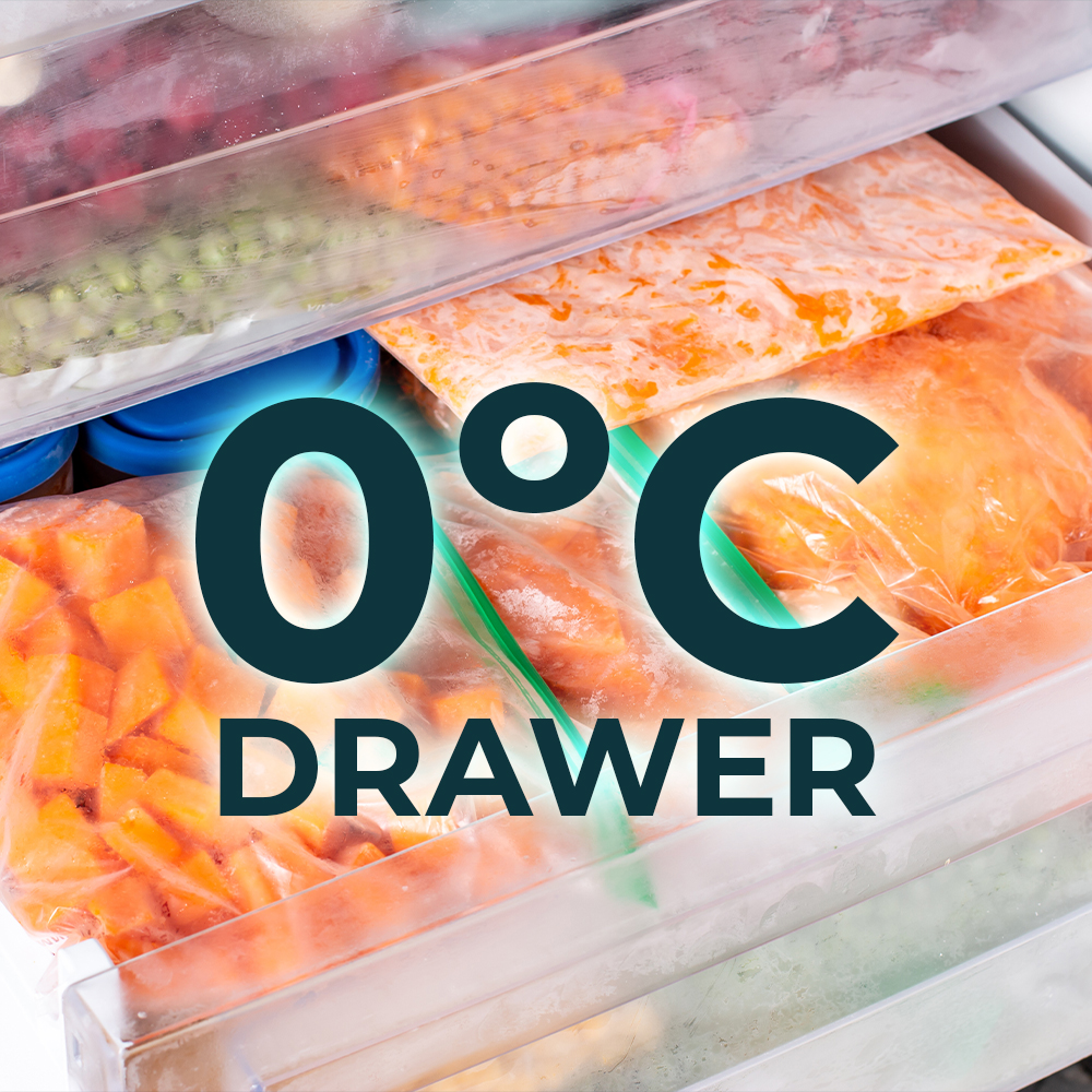 Cajón congelador con bolsas de alimentos congelados. Texto '0°C DRAWER'. Naranja y verde prominentes.