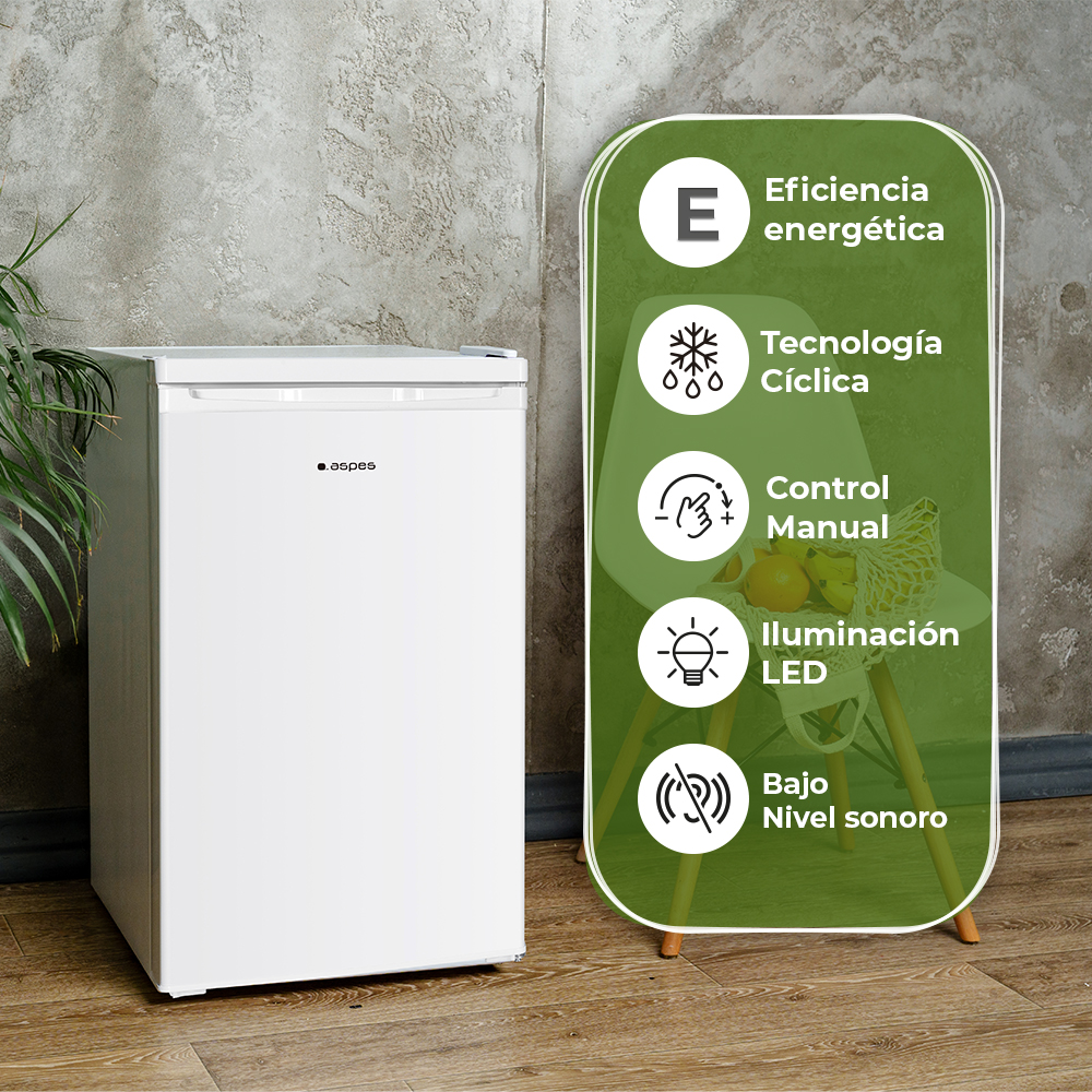 Un refrigerador blanco junto a un letrero con borde verde con texto e iconos. Una planta a la izquierda. El fondo es una pared gris.