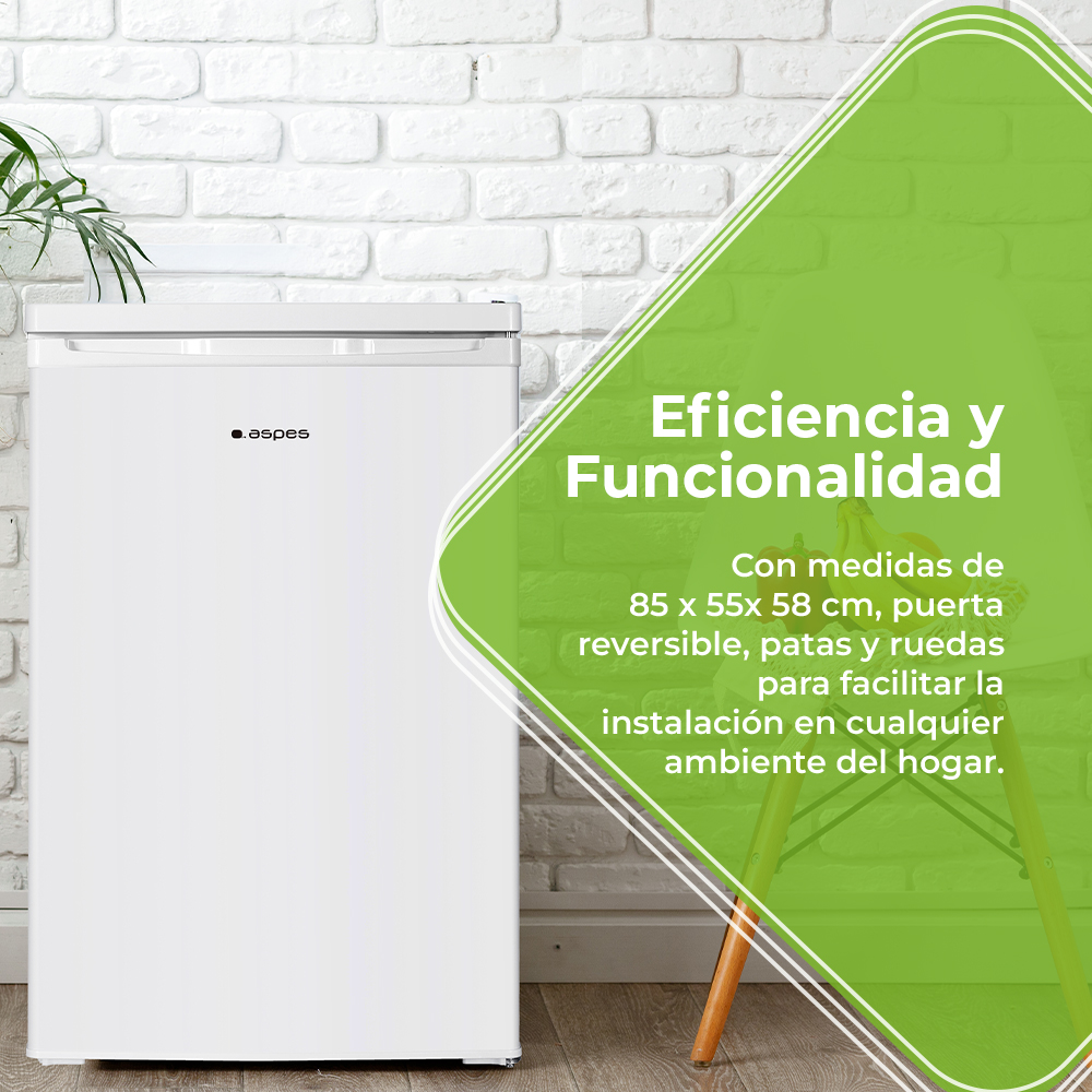 Un refrigerador blanco junto a una silla. Texto en español promueve eficiencia y funcionalidad. El fondo es una pared de ladrillos blancos.