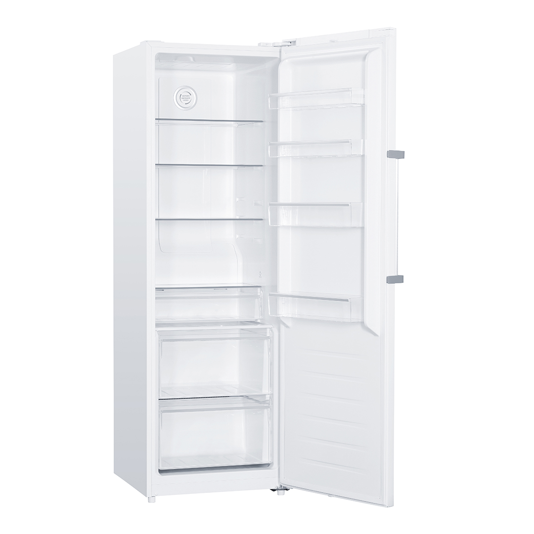 Un refrigerador blanco con la puerta abierta, revelando estantes, cajones y un ventilador interior. La puerta tiene estantes y un asa.