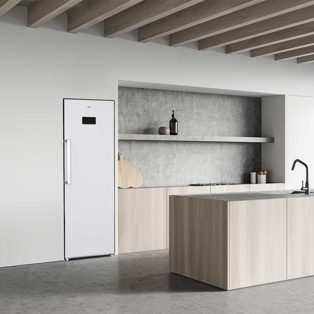 Una cocina moderna con nevera blanca, gabinetes de madera y encimera de hormigón. Se ven un grifo negro y estantes.