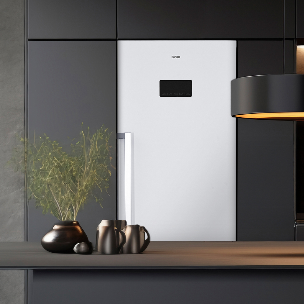 Una cocina moderna con refrigerador blanco, gabinetes oscuros, lámpara negra y objetos decorativos en la encimera.