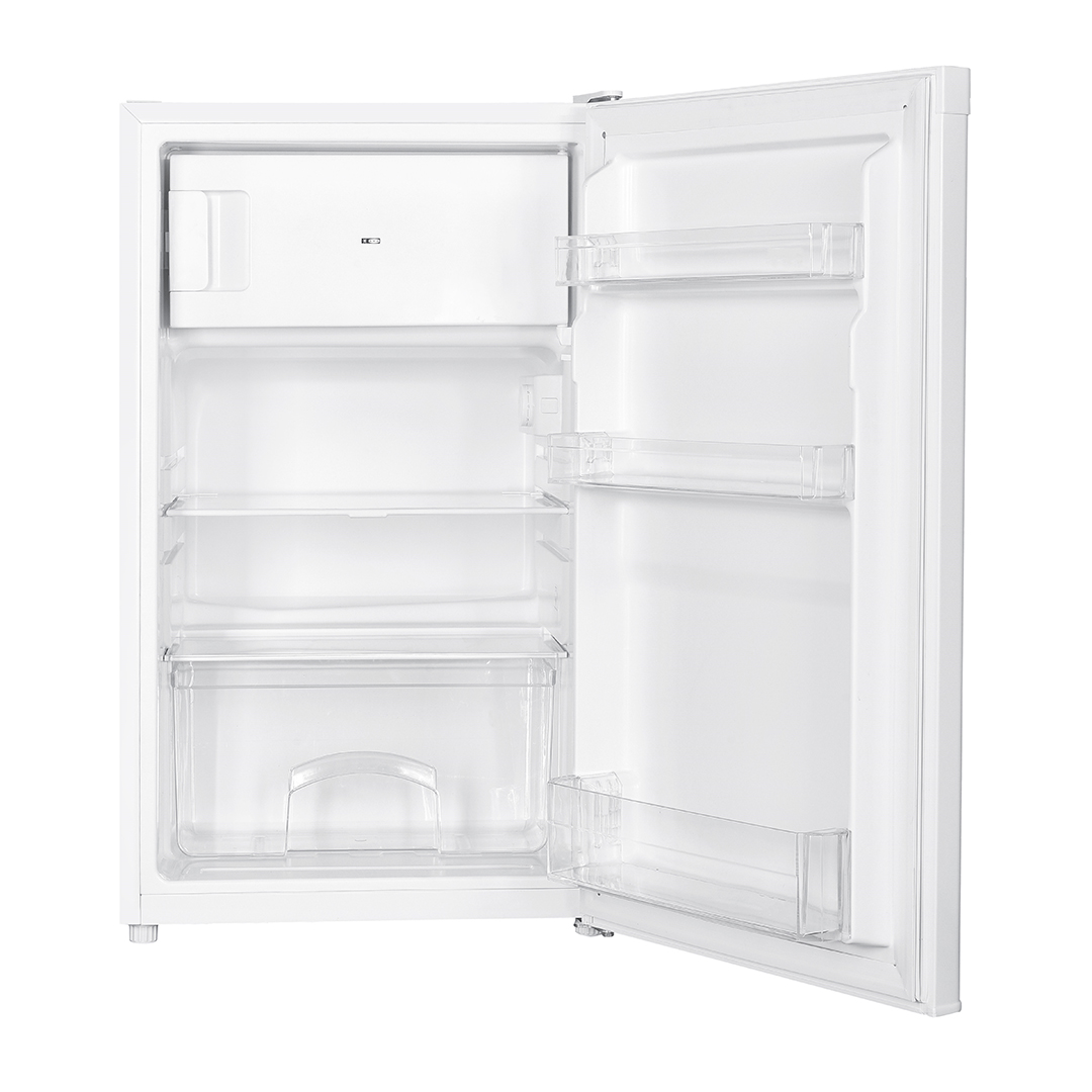 Un mini-refrigerador blanco con la puerta abierta. En el interior hay estantes, un cajón para verduras y estantes en la puerta. Está vacío.