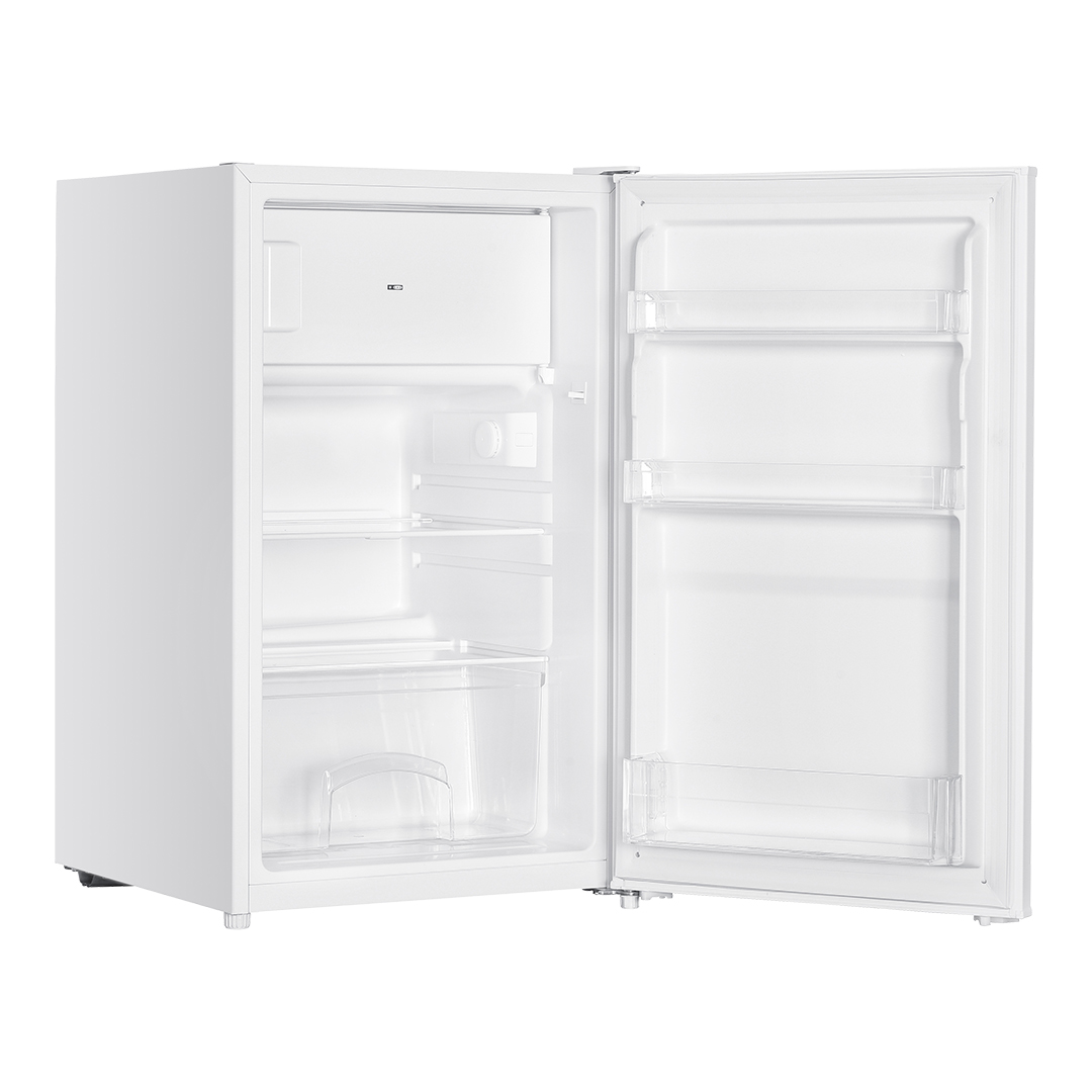Un refrigerador blanco con la puerta abierta. El interior revela estantes y compartimentos. El fondo es blanco.