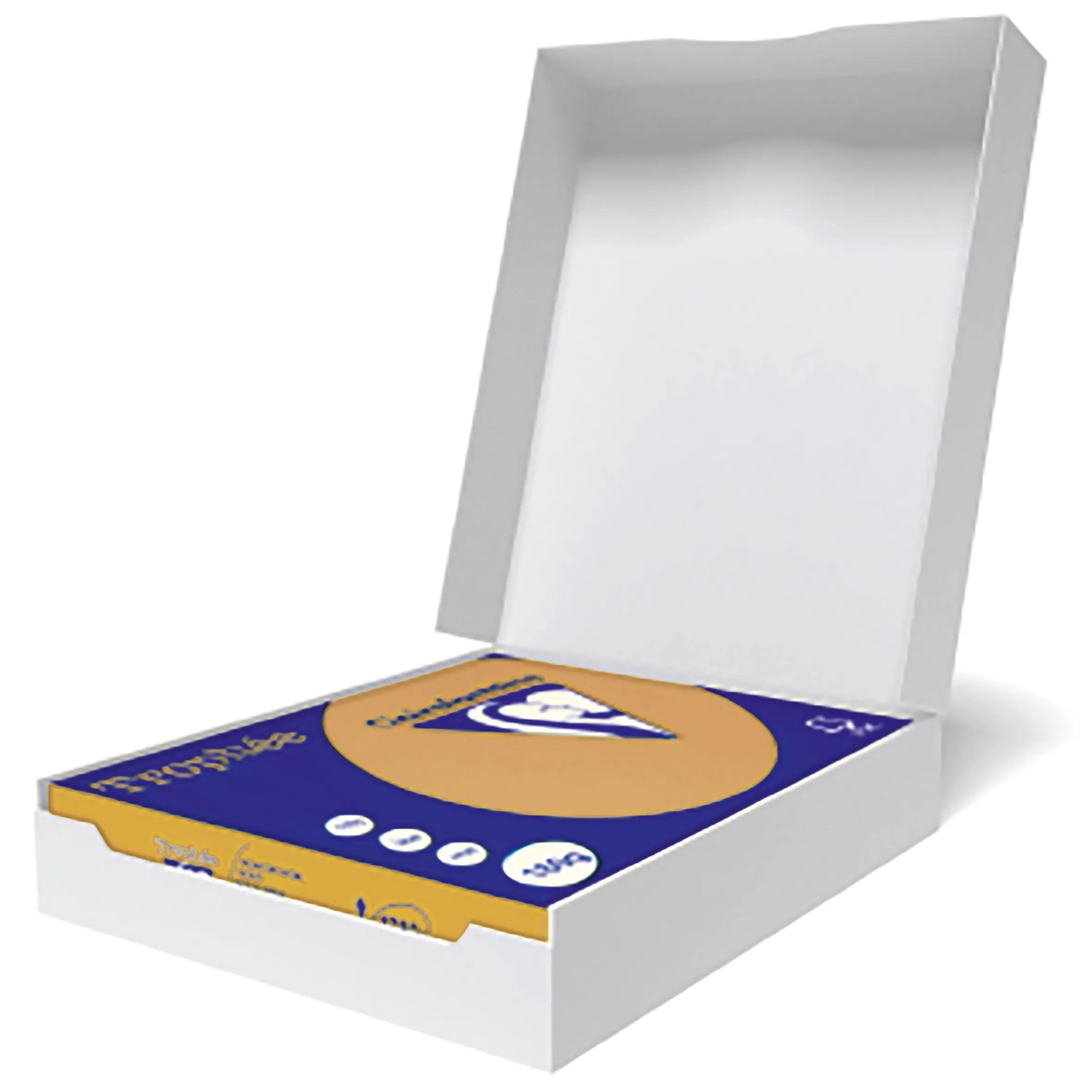 Caja blanca abierta con paquete azul y dorado dentro. El paquete tiene un logotipo y texto. Fondo blanco.
