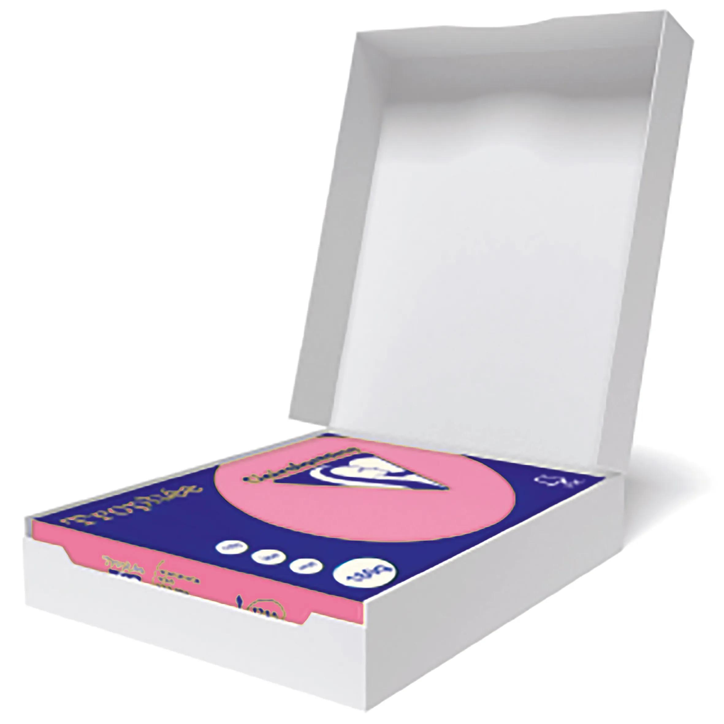 Una caja blanca con la tapa abierta, que revela un paquete rosa y azul en el interior. El paquete tiene un logotipo y texto.