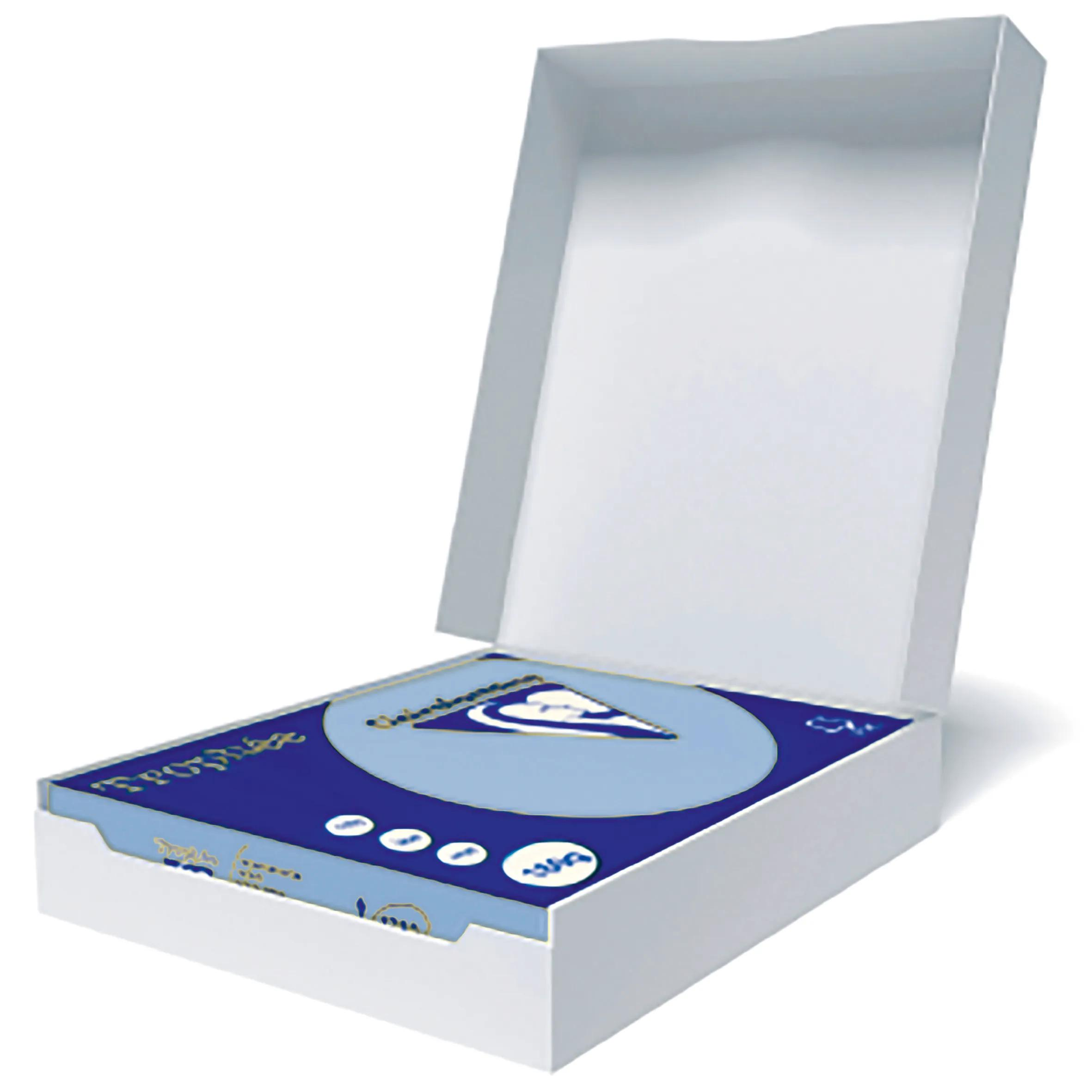 Una caja blanca está abierta, revelando una caja azul con un logotipo y texto. La caja está sobre una superficie blanca.