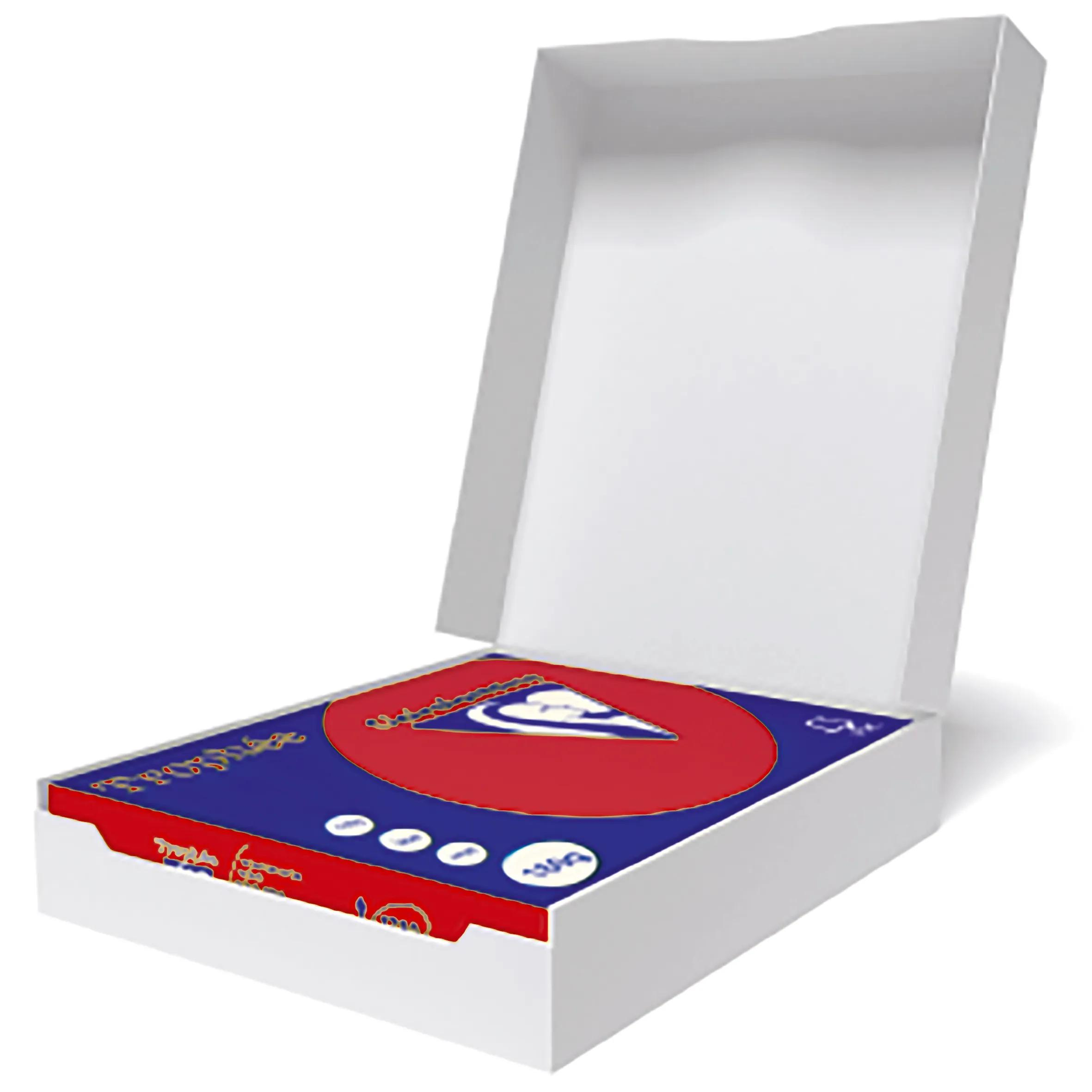 Una caja blanca con la tapa abierta, que revela un paquete azul y rojo con un logotipo. La caja está en una superficie blanca.