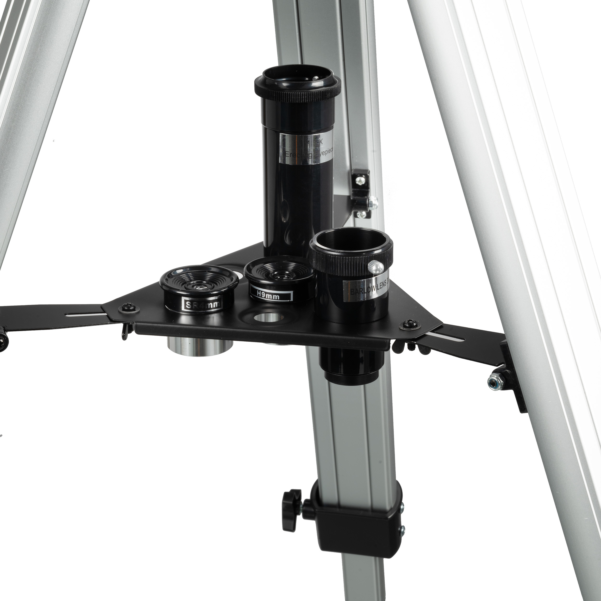 Un treppiede in metallo per telescopio con accessori neri. Tre gambe sostengono il telaio con lenti e manopole.