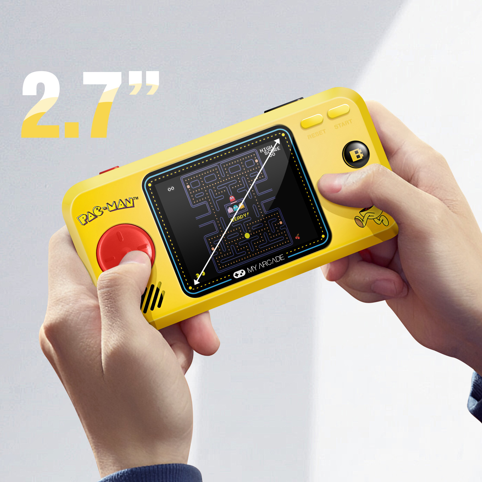 Hände halten ein gelbes Pac-Man-Arcade-Spiel. Der Bildschirm zeigt das Spiel, und die Knöpfe sind rot und schwarz.