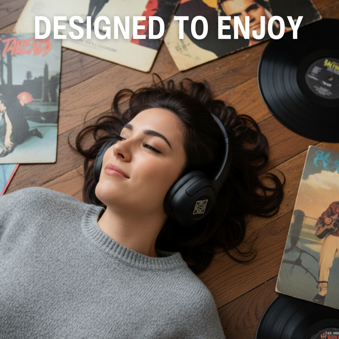 Eine Frau mit Kopfhörern liegt auf einem Holzboden, umgeben von Schallplatten. Der Text 'DESIGNED TO ENJOY' steht oben.
