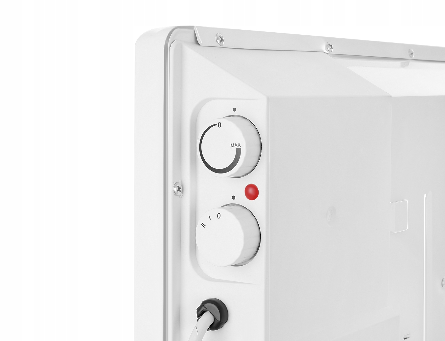 Zbliżenie białego panelu sterowania grzejnika elektrycznego. Ma dwa pokrętła, czerwone światło i przewód zasilający.