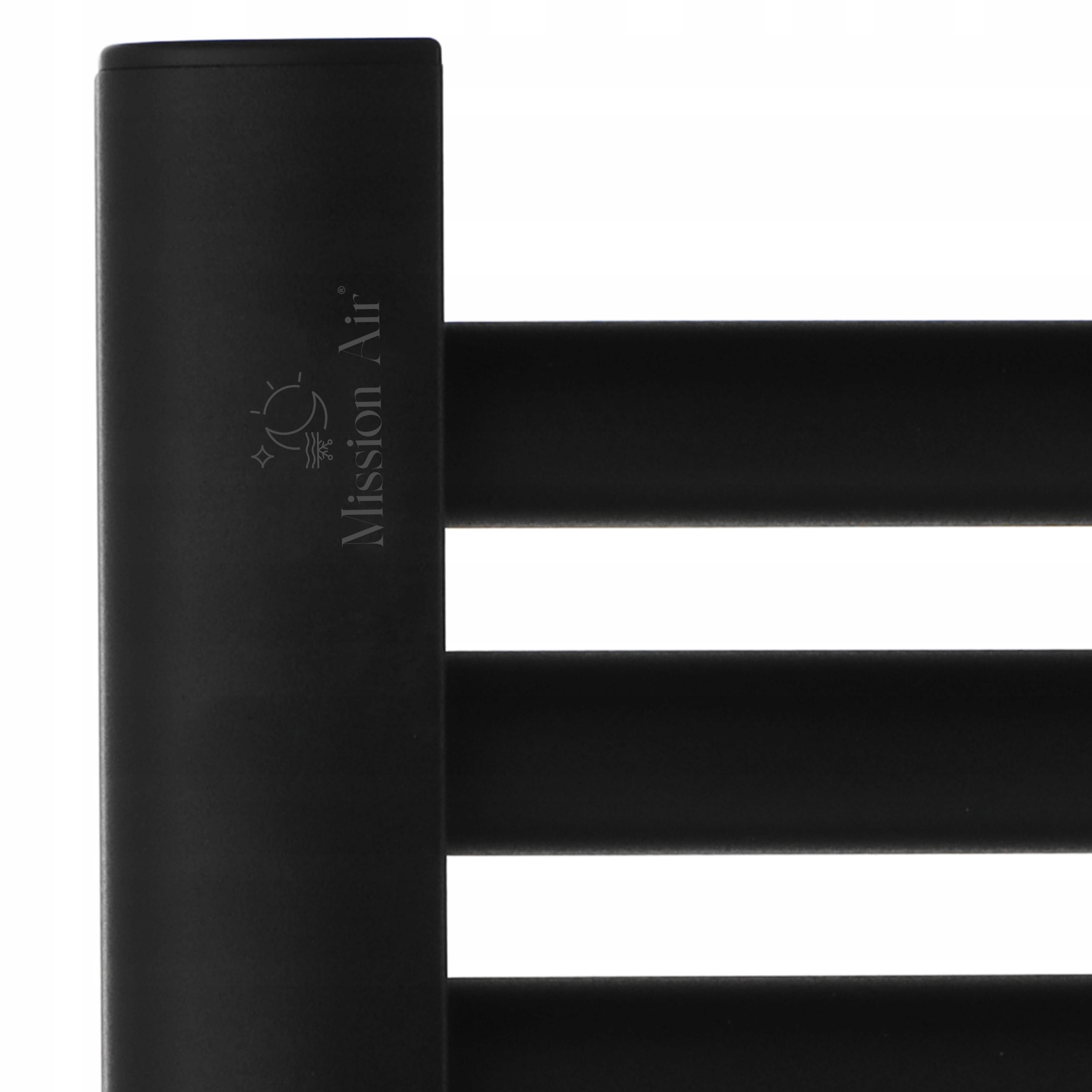 Zbliżenie czarnego grzejnika z poziomymi prętami. Widoczne logo 'Mission Air'.