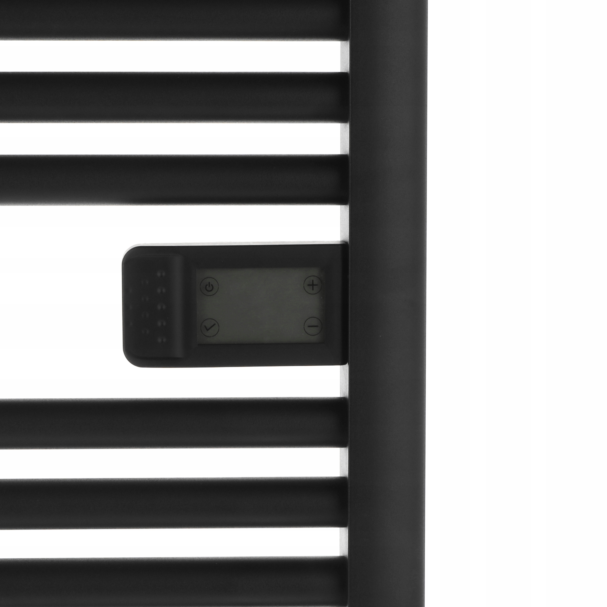 Czarny grzejnik do ręczników z cyfrowym panelem sterowania. Poziome pręty. Białe tło.