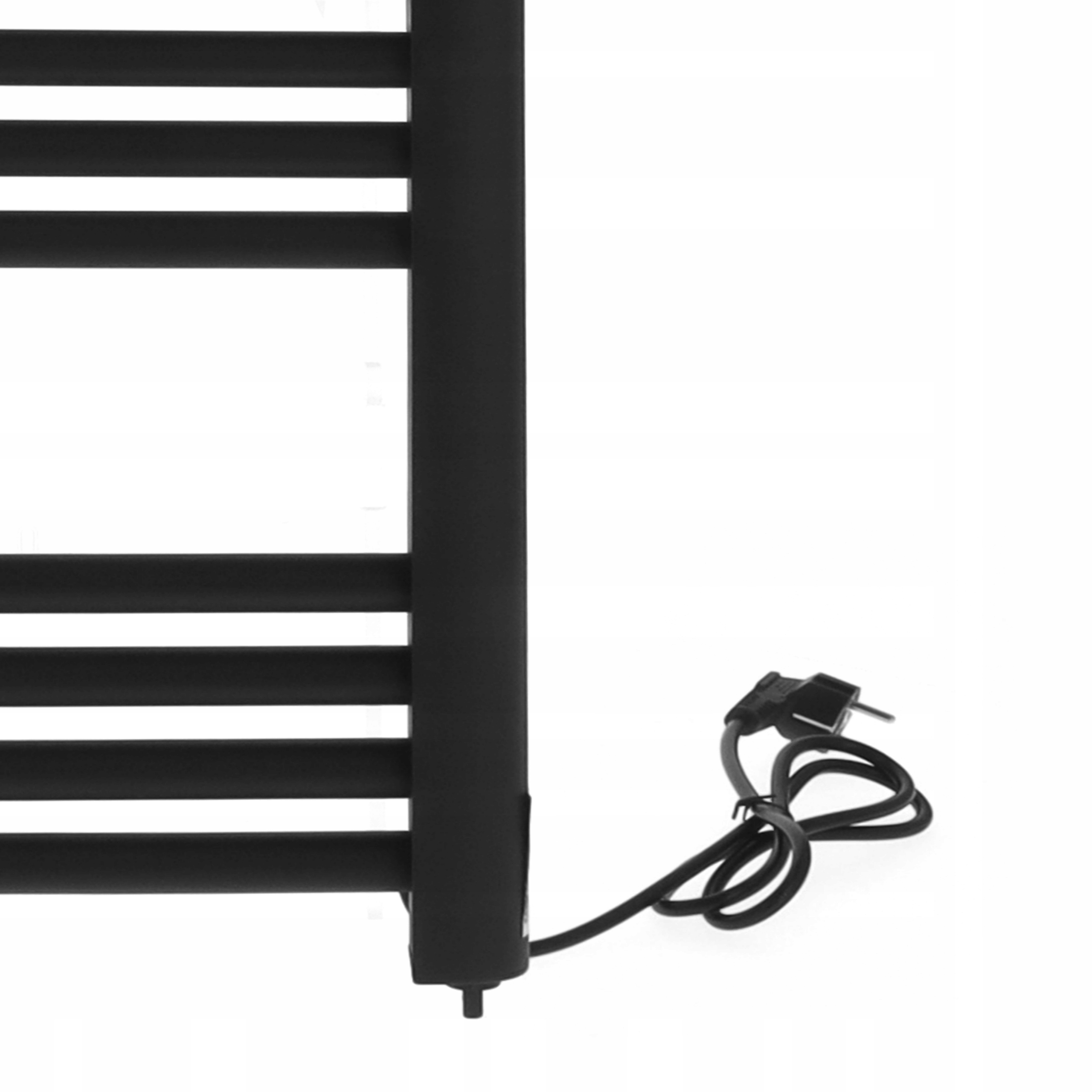 Czarny grzejnik do ręczników z poziomymi prętami i przewodem zasilającym na białym tle.