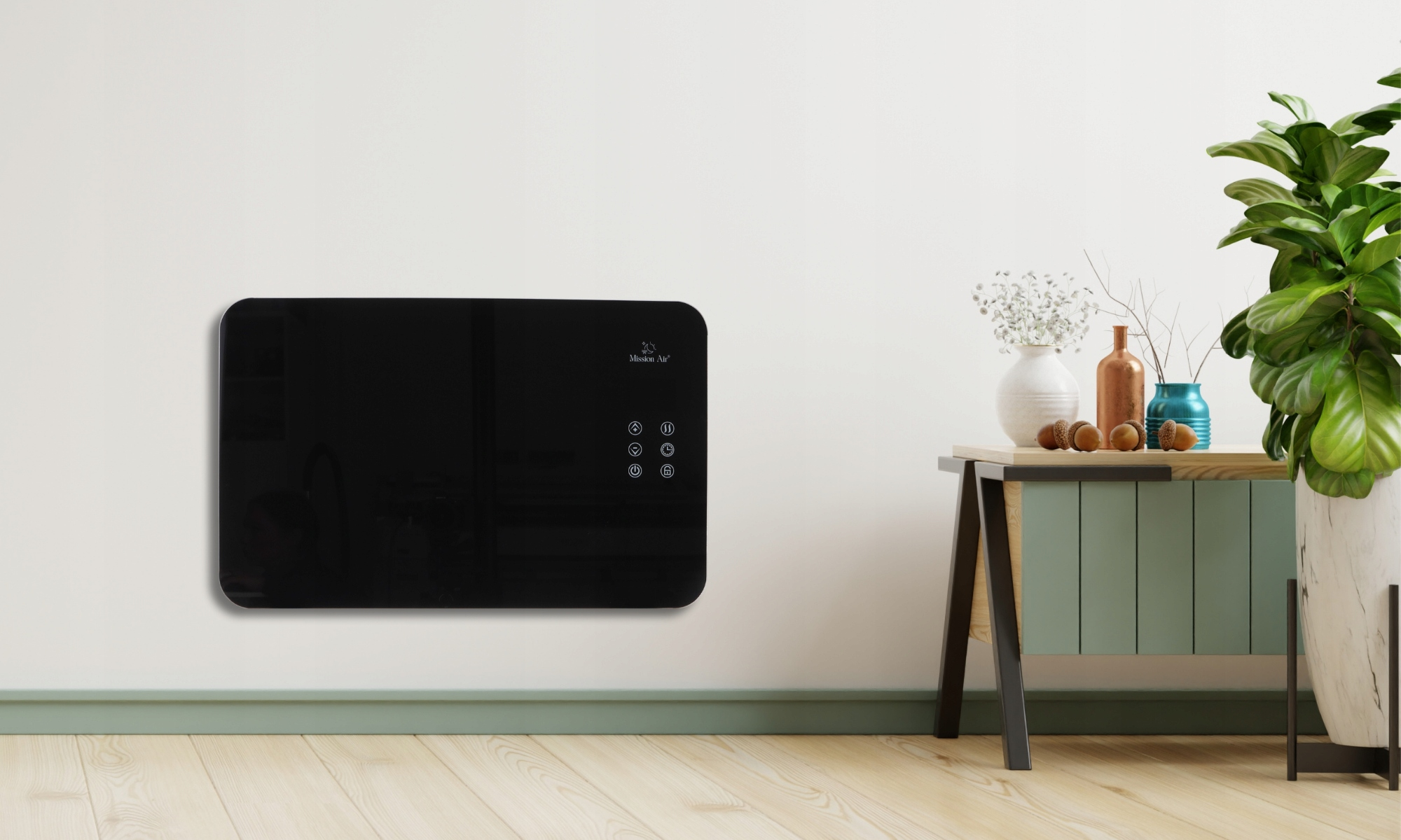 Czarny grzejnik na białej ścianie. Po prawej stronie stół z wazonami i roślinami. Drewniana podłoga.