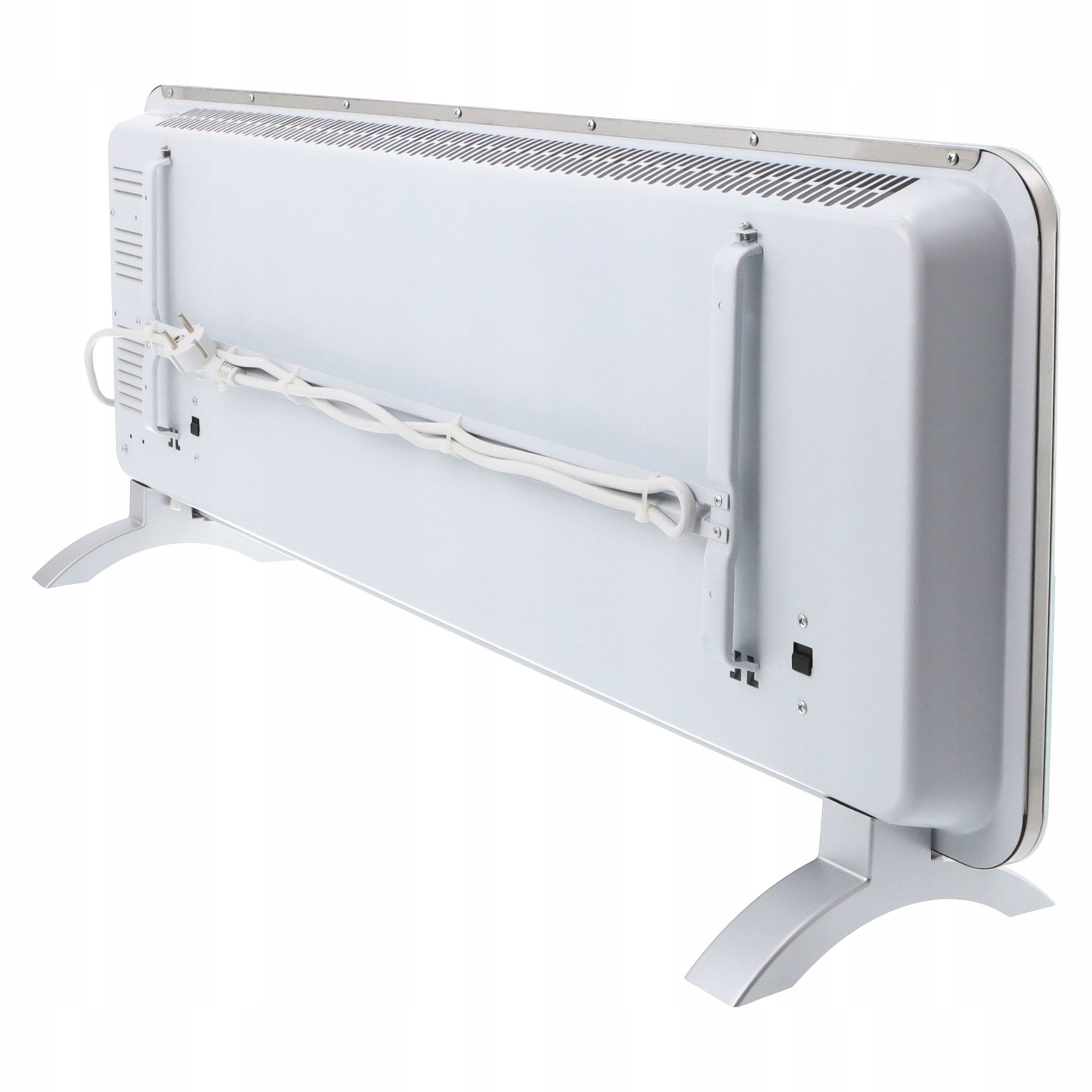 Biały grzejnik elektryczny na białym tle. Ma przewód zasilający i metalowe nóżki.