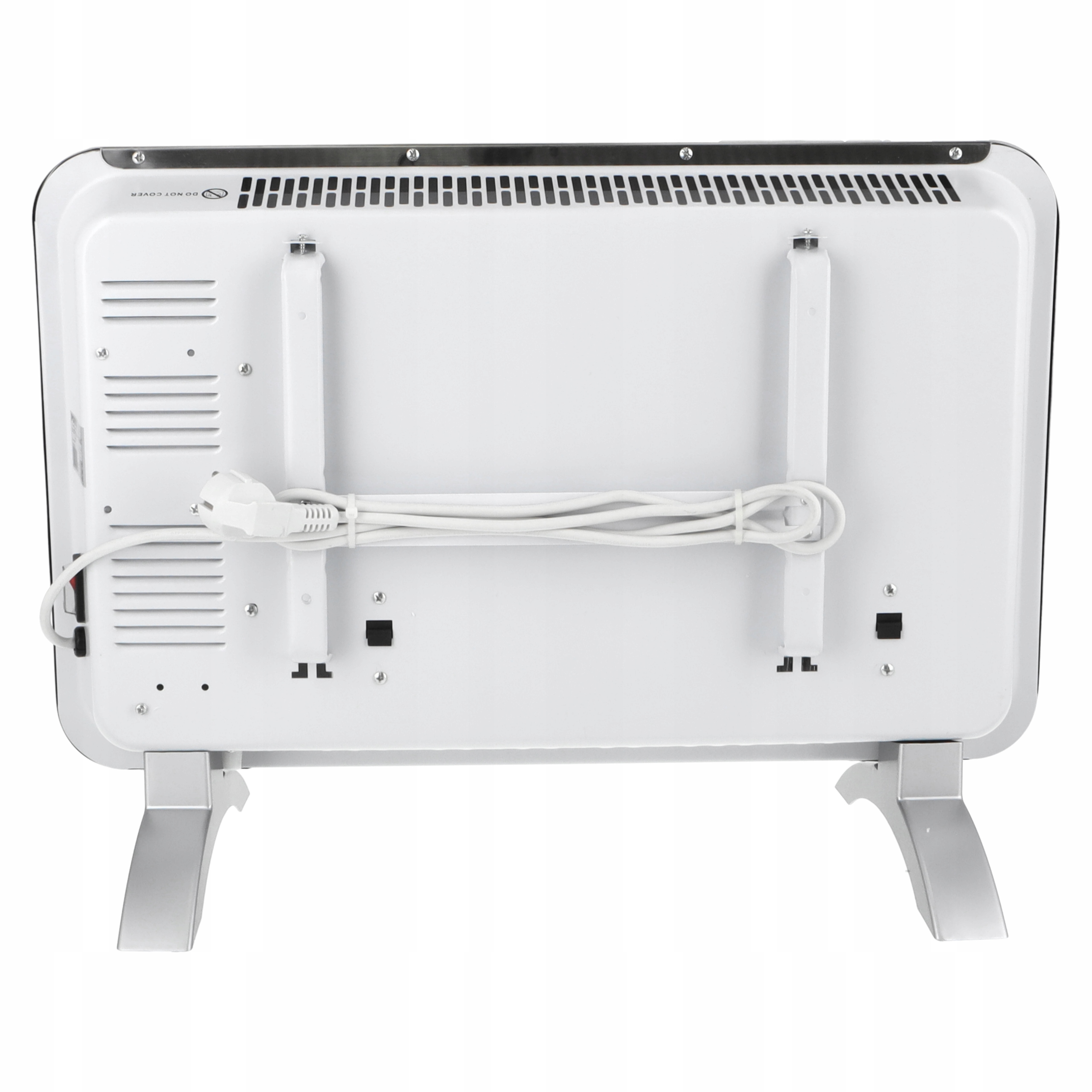 Widok z tyłu białego grzejnika elektrycznego. Posiada przewód zasilający, otwory wentylacyjne i metalowe nóżki. Tło jest białe.